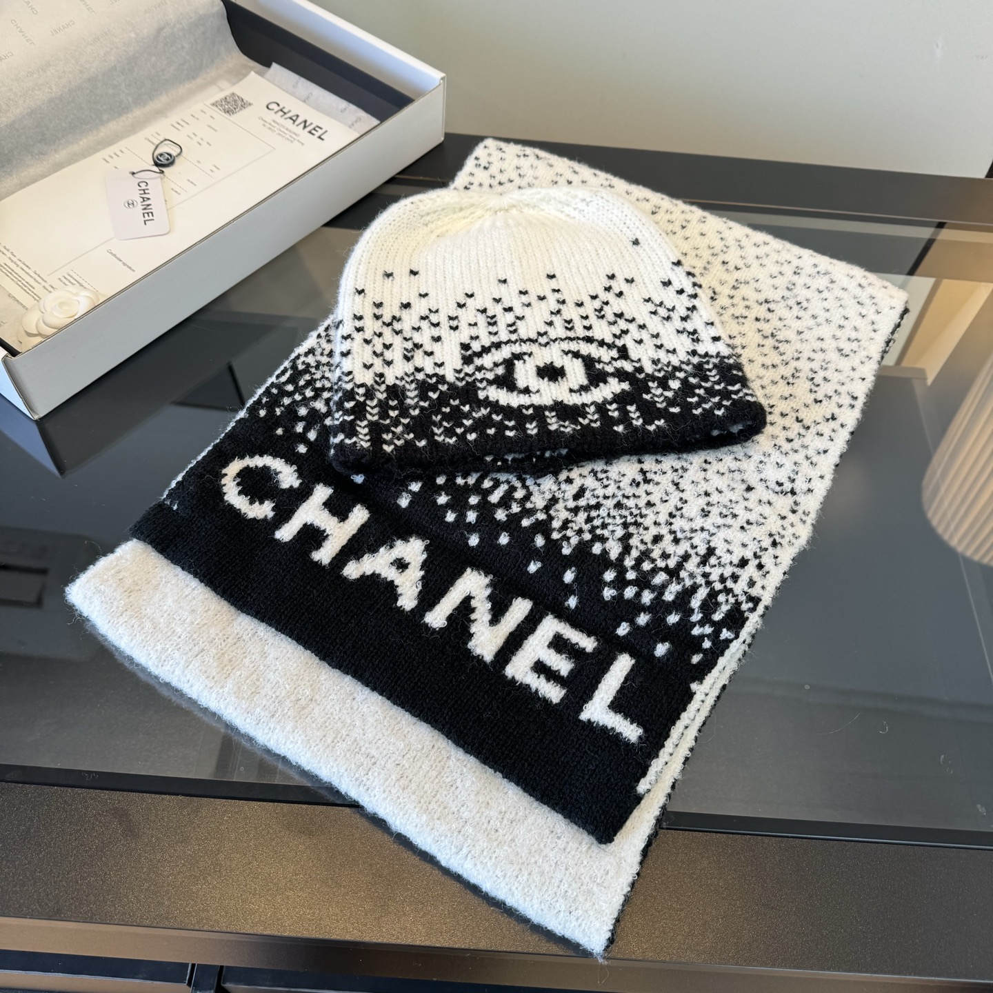 Chanel 新款Chanel · 香奈儿难得一见的针织单品 温柔配色 迷恋 气质低调恬静又不失优雅 重点推荐 一秒心动啊 高级