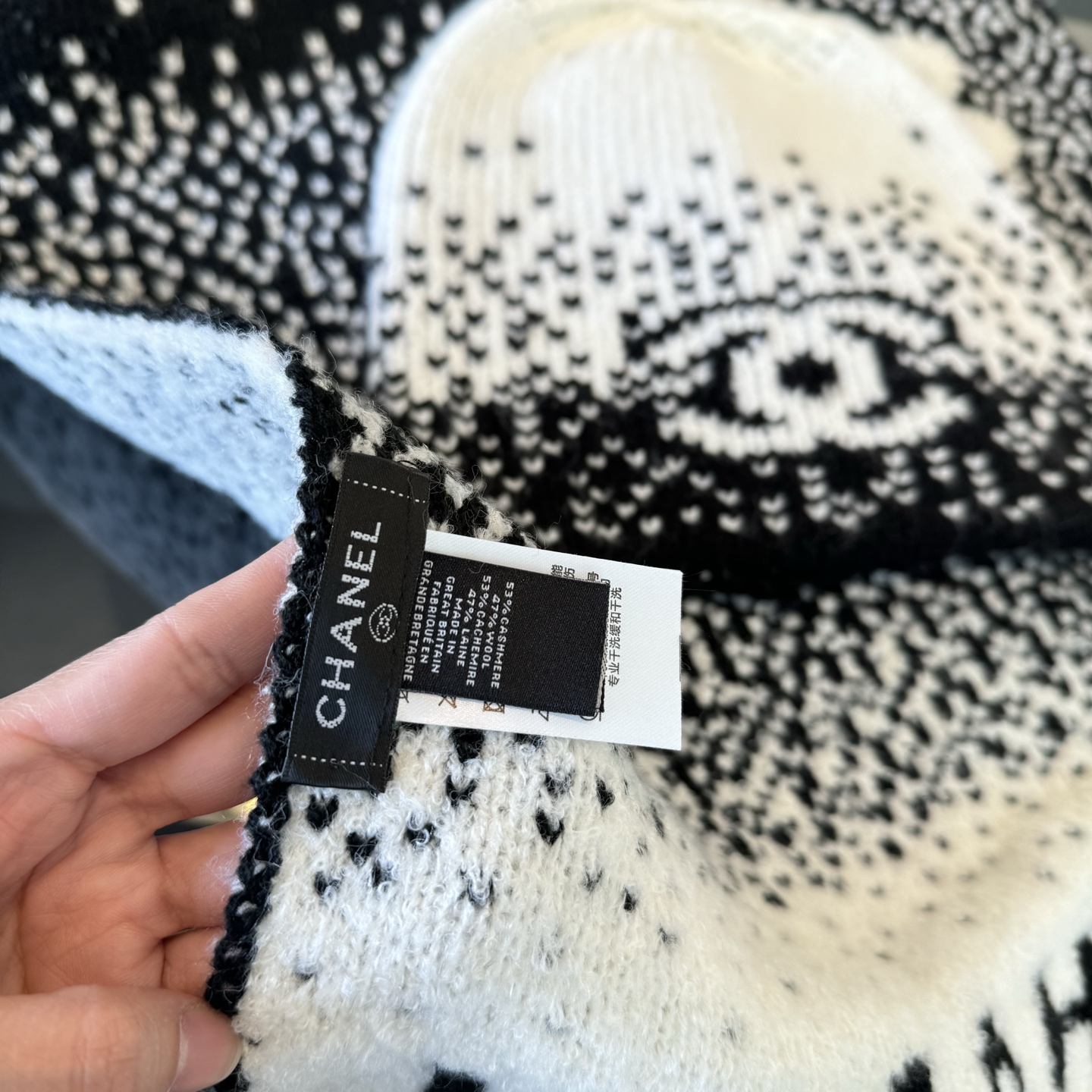 Chanel 新款Chanel · 香奈儿难得一见的针织单品 温柔配色 迷恋 气质低调恬静又不失优雅 重点推荐 一秒心动啊 高级