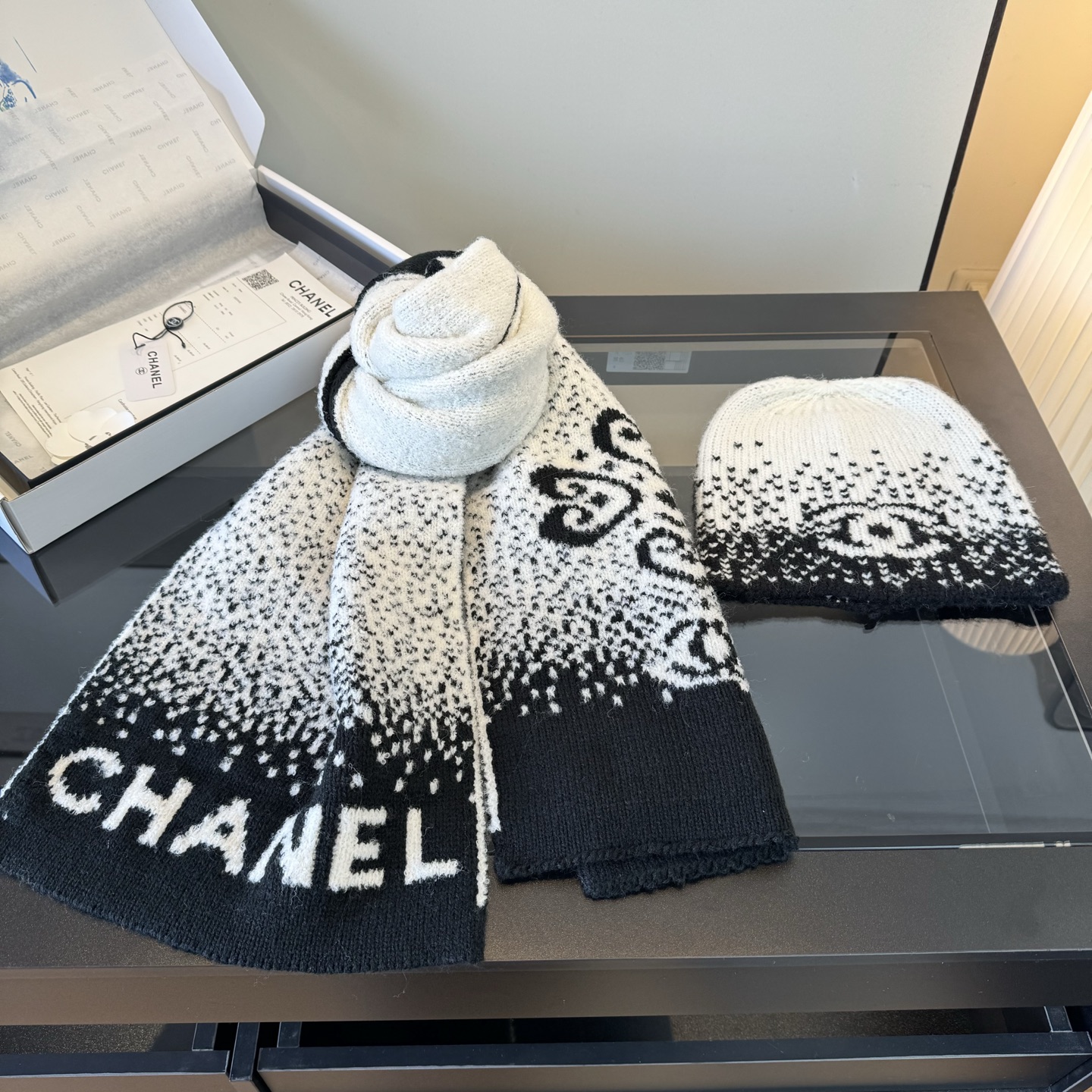 Chanel 新款Chanel · 香奈儿难得一见的针织单品 温柔配色 迷恋 气质低调恬静又不失优雅 重点推荐 一秒心动啊 高级