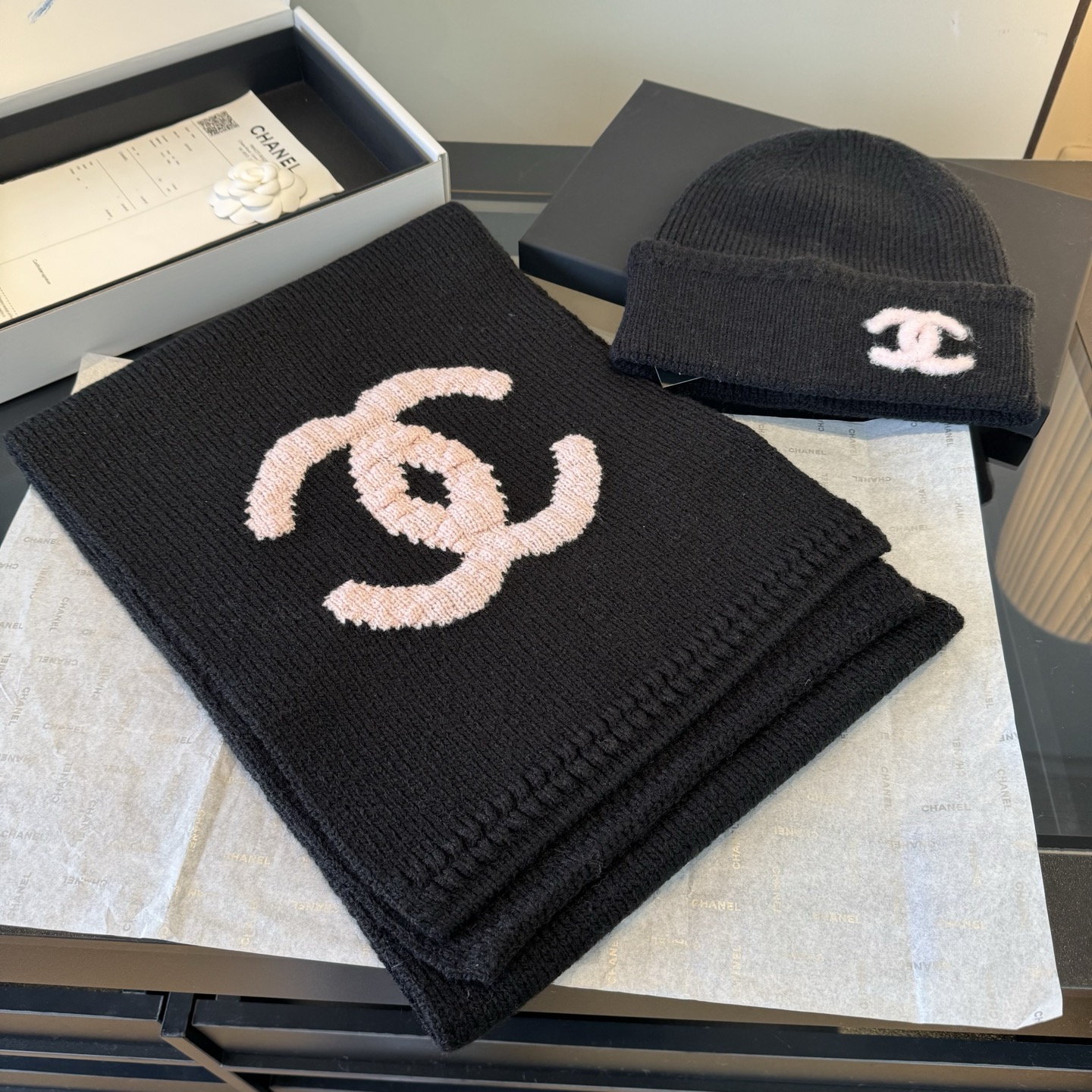 Chanel Chanel香奈儿围巾帽子套装上新 重磅推荐 C香奈儿秋冬新品 · 羊绒围巾 臻选上乘的山羊绒纤维