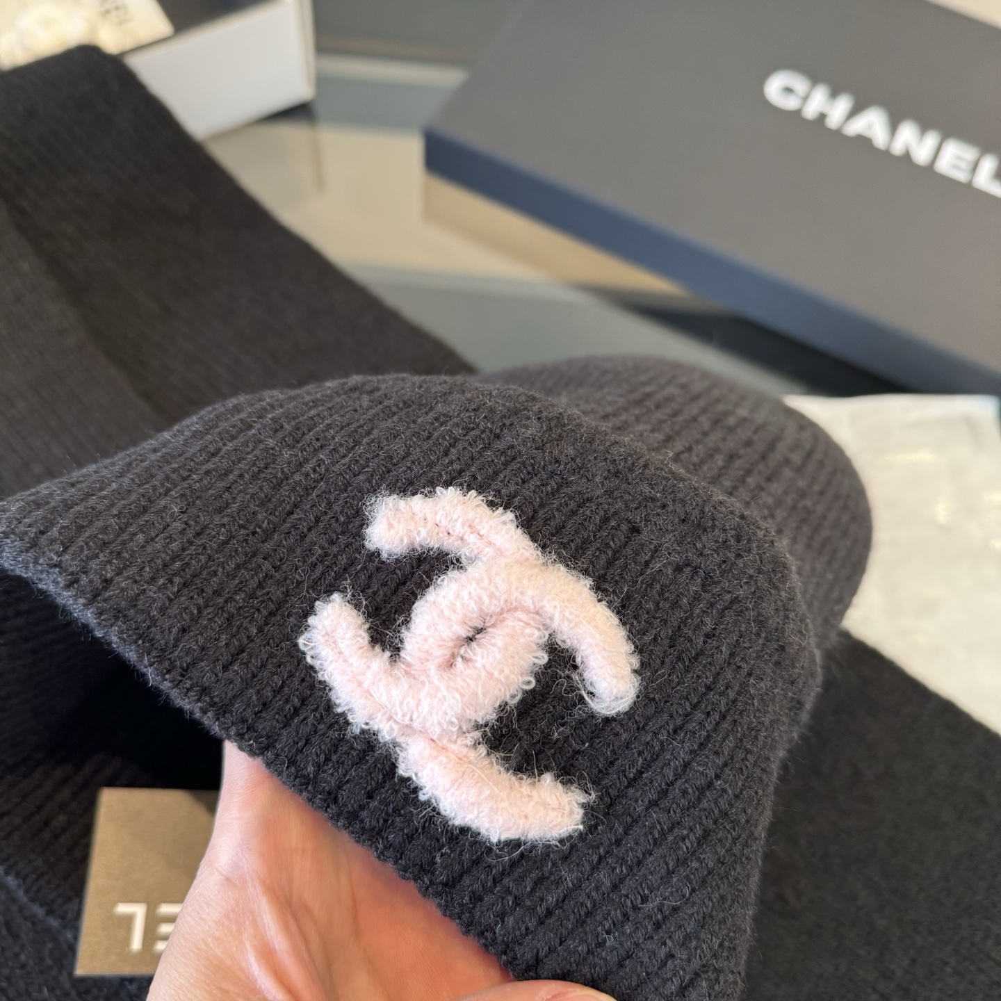 Chanel Chanel香奈儿围巾帽子套装上新 重磅推荐 C香奈儿秋冬新品 · 羊绒围巾 臻选上乘的山羊绒纤维