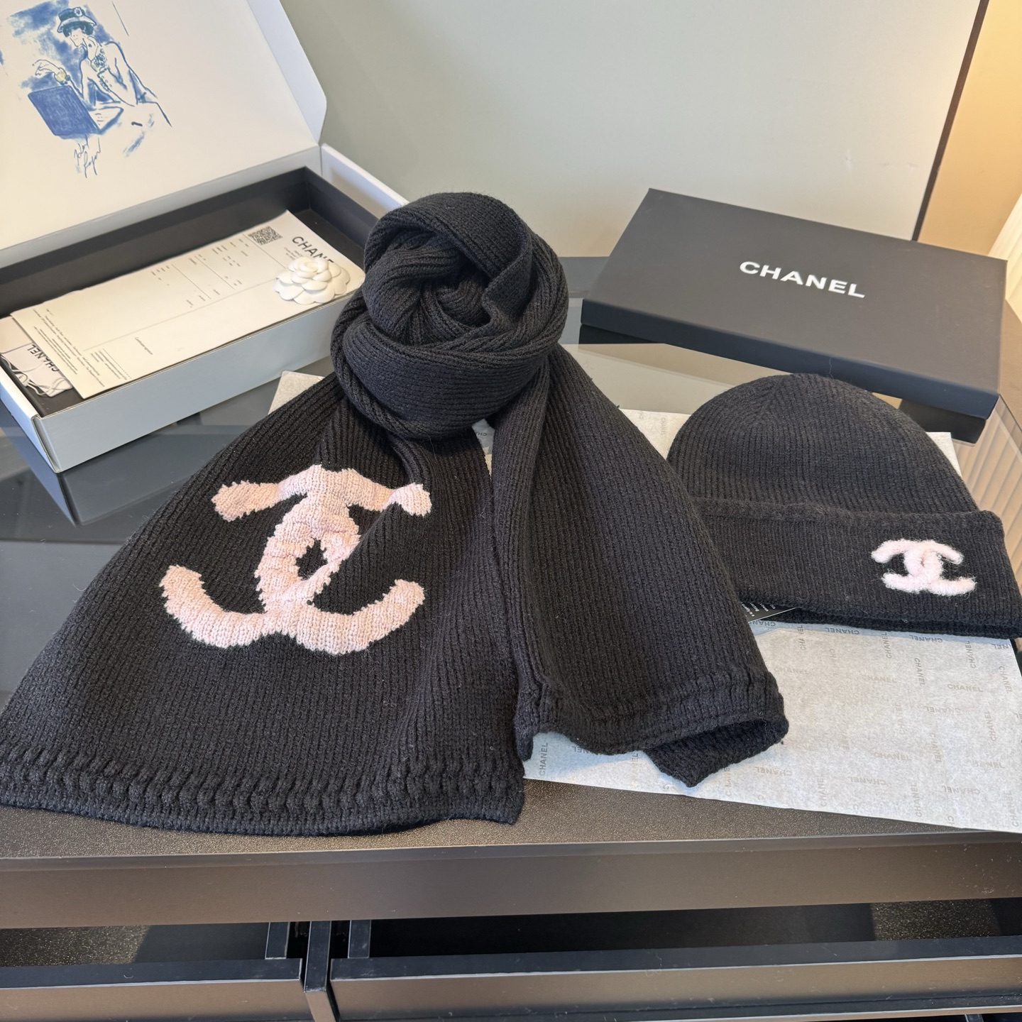 Chanel Chanel香奈儿围巾帽子套装上新 重磅推荐 C香奈儿秋冬新品 · 羊绒围巾 臻选上乘的山羊绒纤维