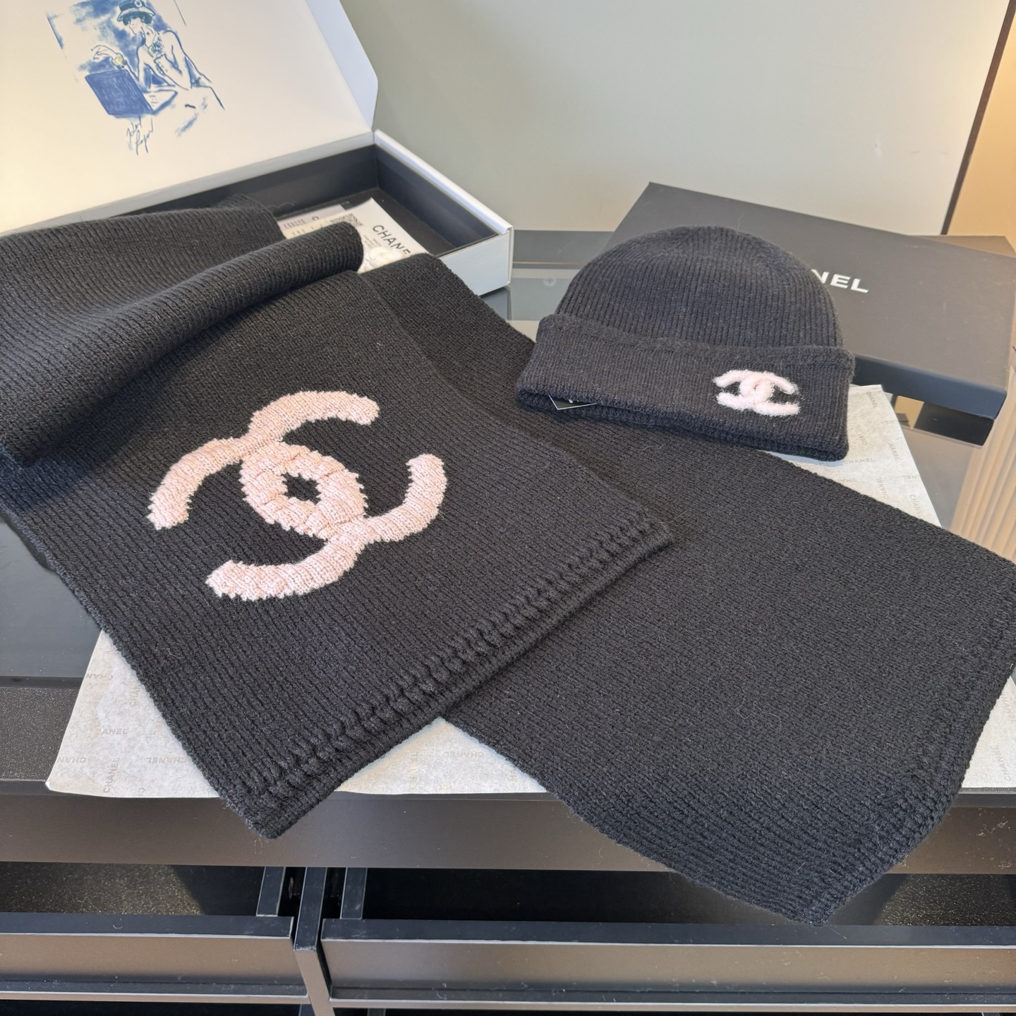 Chanel Chanel香奈儿围巾帽子套装上新 重磅推荐 C香奈儿秋冬新品 · 羊绒围巾 臻选上乘的山羊绒纤维