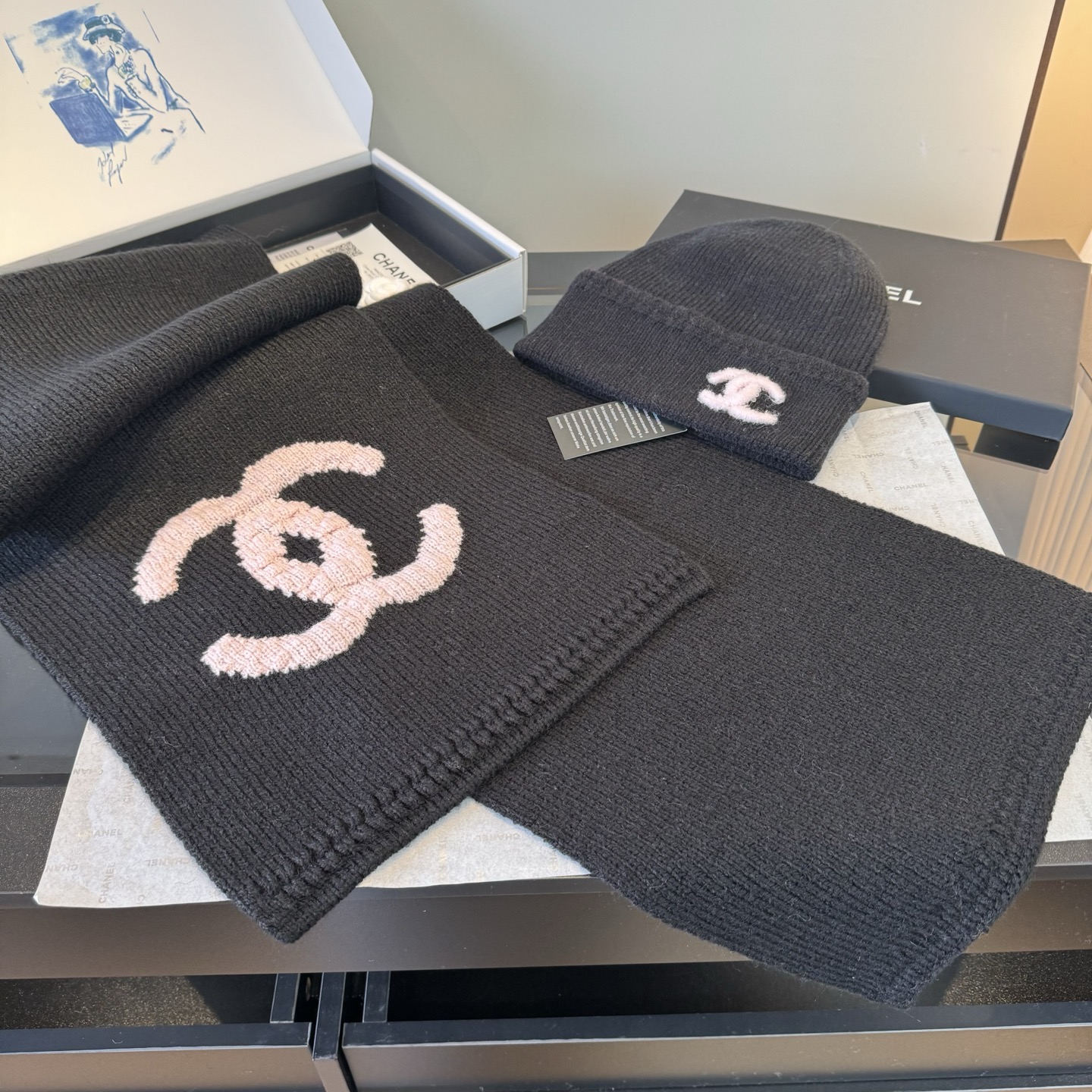 Chanel Chanel香奈儿围巾帽子套装上新 重磅推荐 C香奈儿秋冬新品 · 羊绒围巾 臻选上乘的山羊绒纤维