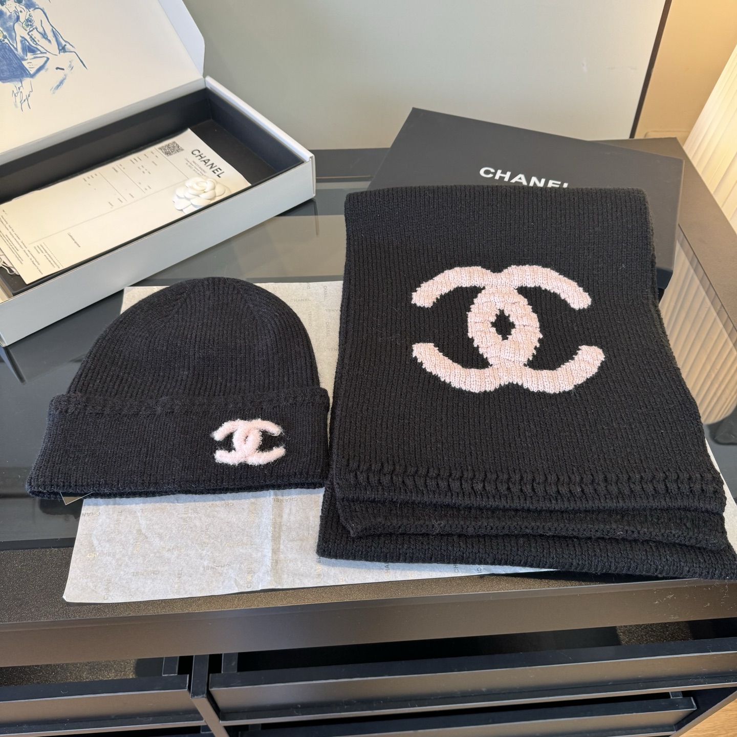 Chanel Chanel香奈儿围巾帽子套装上新 重磅推荐 C香奈儿秋冬新品 · 羊绒围巾 臻选上乘的山羊绒纤维