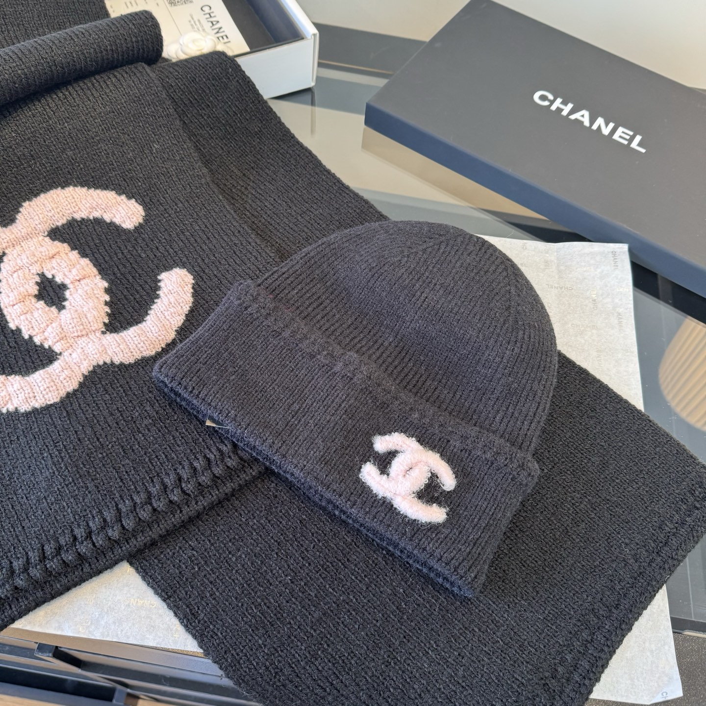 Chanel Chanel香奈儿围巾帽子套装上新 重磅推荐 C香奈儿秋冬新品 · 羊绒围巾 臻选上乘的山羊绒纤维