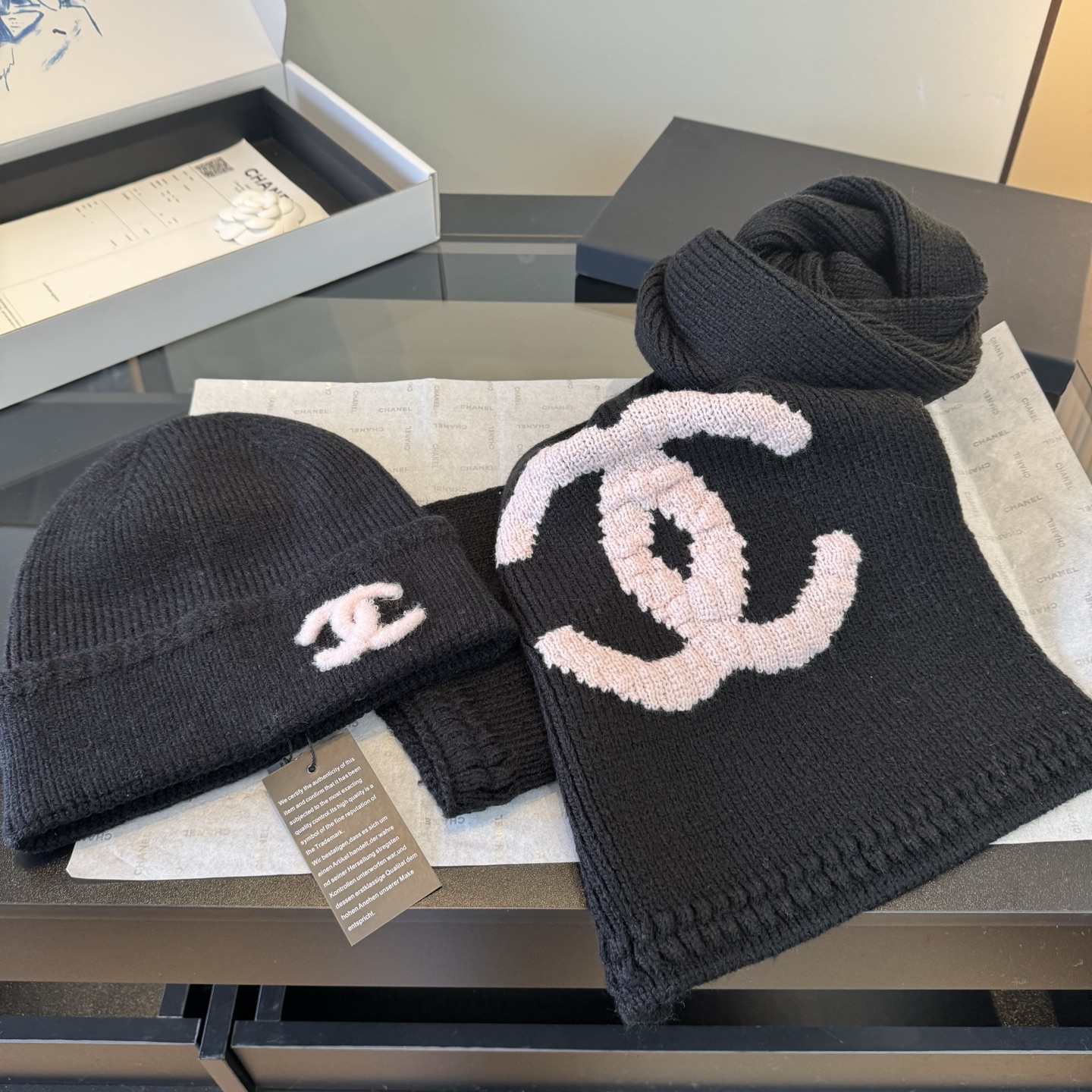 Chanel Chanel香奈儿围巾帽子套装上新 重磅推荐 C香奈儿秋冬新品 · 羊绒围巾 臻选上乘的山羊绒纤维