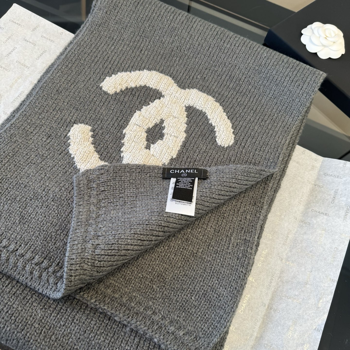 Chanel Chanel香奈儿围巾帽子套装上新 重磅推荐 C香奈儿秋冬新品 · 羊绒围巾 臻选上乘的山羊绒纤维
