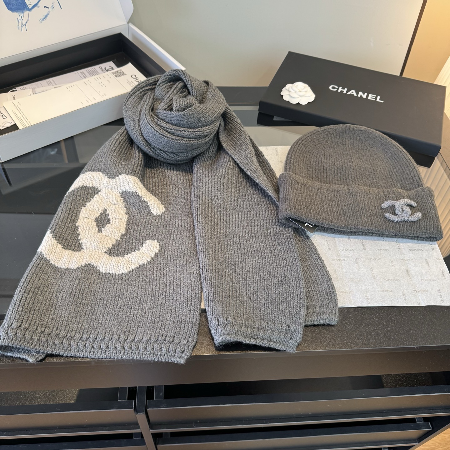 Chanel Chanel香奈儿围巾帽子套装上新 重磅推荐 C香奈儿秋冬新品 · 羊绒围巾 臻选上乘的山羊绒纤维