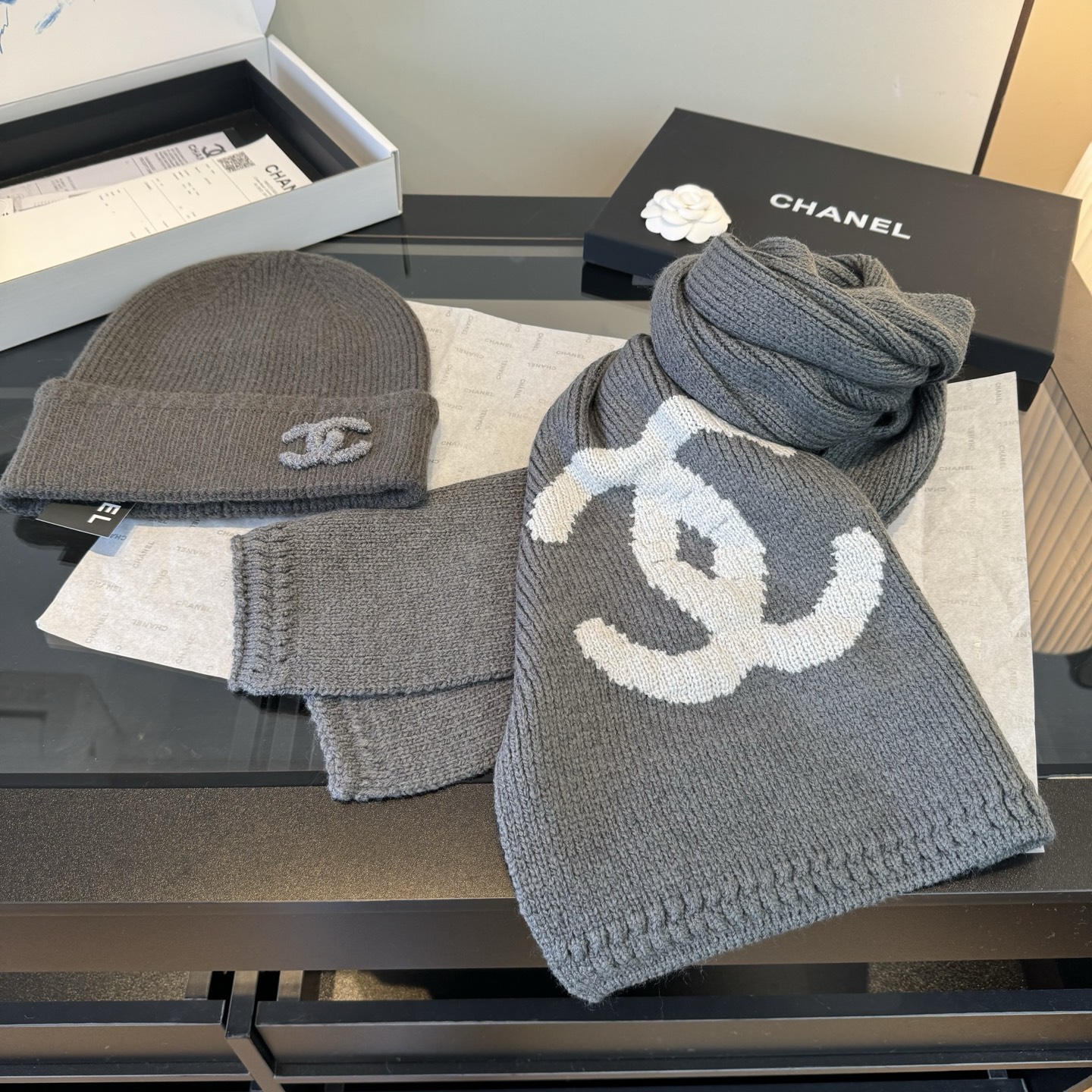 Chanel Chanel香奈儿围巾帽子套装上新 重磅推荐 C香奈儿秋冬新品 · 羊绒围巾 臻选上乘的山羊绒纤维