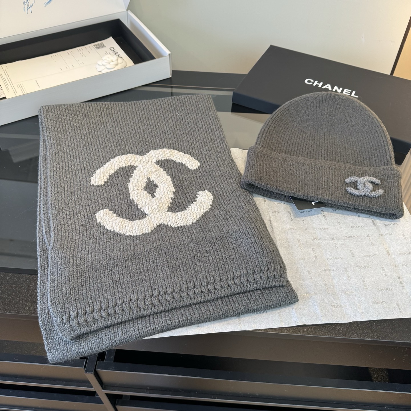 Chanel Chanel香奈儿围巾帽子套装上新 重磅推荐 C香奈儿秋冬新品 · 羊绒围巾 臻选上乘的山羊绒纤维