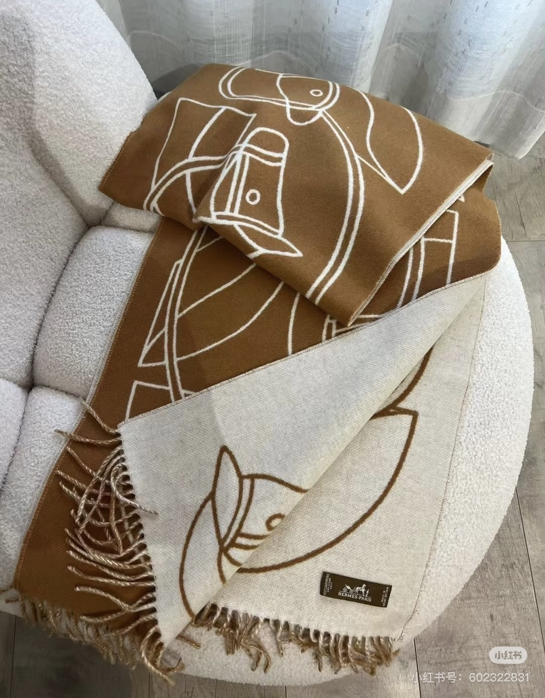 Hermès 爱马仕Casaque Entrelacs Equestres围巾 这款山羊绒围巾采用细腻的撞色提花编织