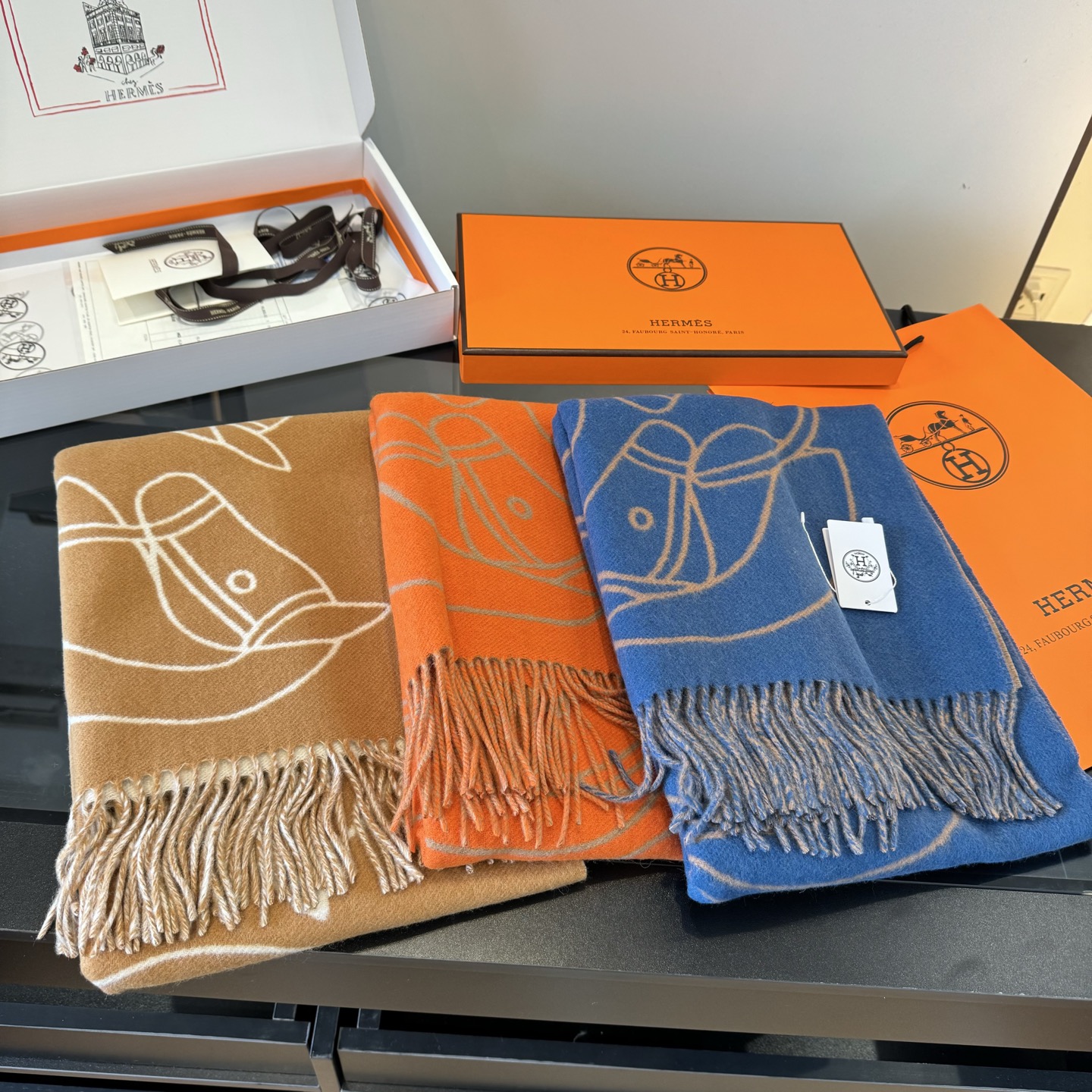 Hermès 爱马仕Casaque Entrelacs Equestres围巾 这款山羊绒围巾采用细腻的撞色提花编织