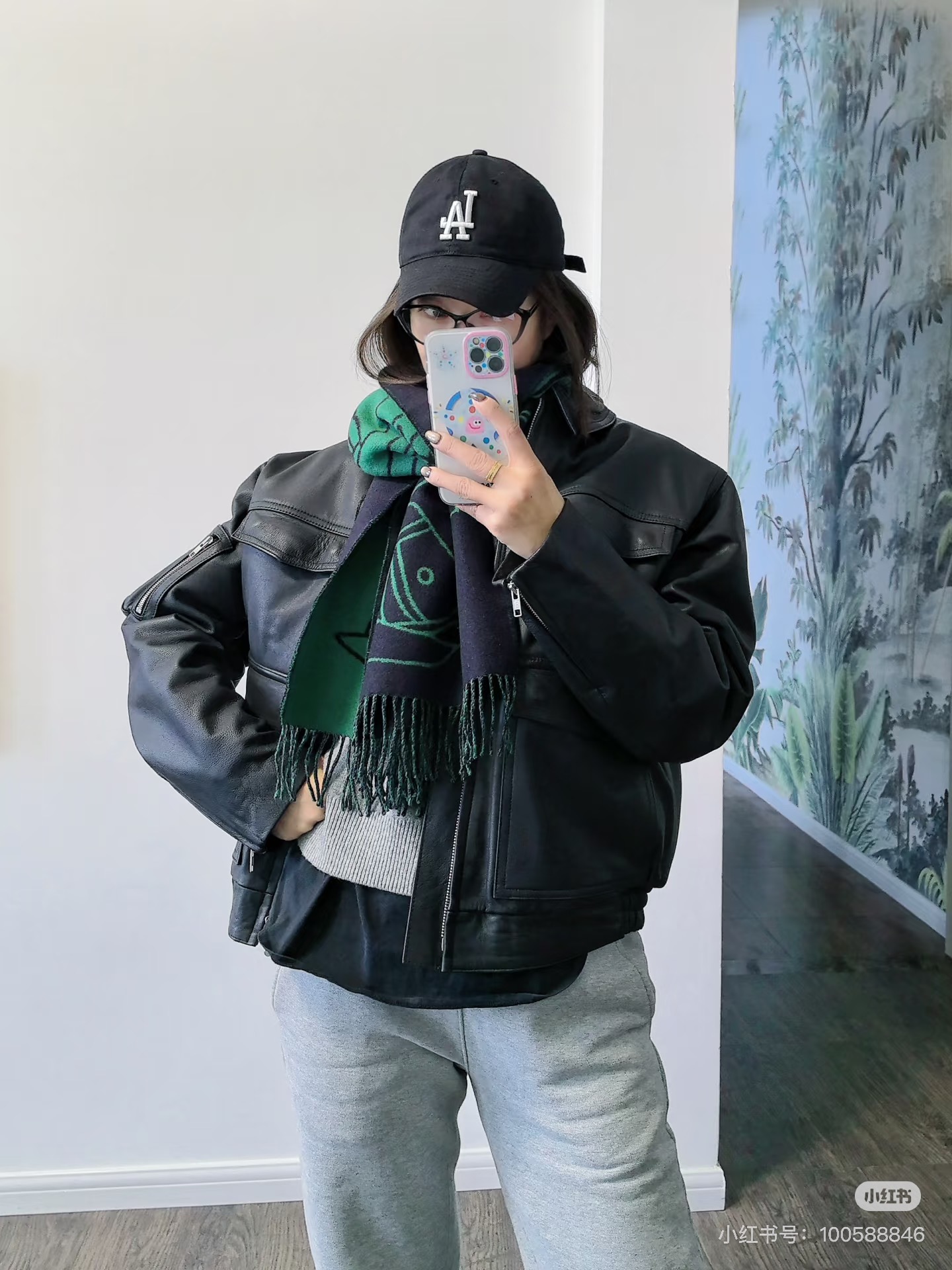 Hermès 爱马仕Casaque Entrelacs Equestres围巾 这款山羊绒围巾采用细腻的撞色提花编织
