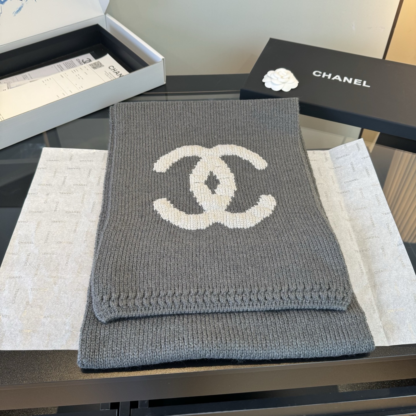 Chanel Chanel香奈儿围巾帽子套装上新 重磅推荐 C香奈儿秋冬新品 · 羊绒围巾 臻选上乘的山羊绒纤维