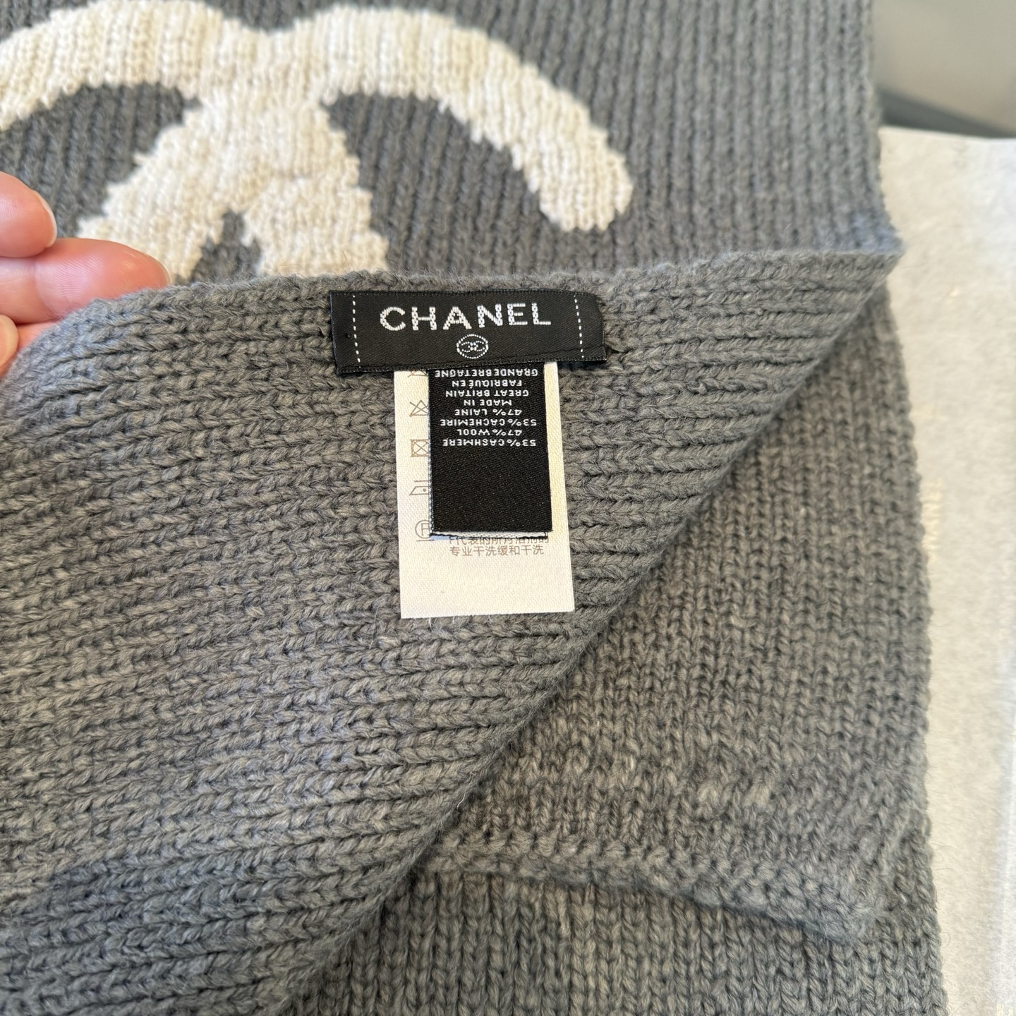 Chanel Chanel香奈儿围巾帽子套装上新 重磅推荐 C香奈儿秋冬新品 · 羊绒围巾 臻选上乘的山羊绒纤维