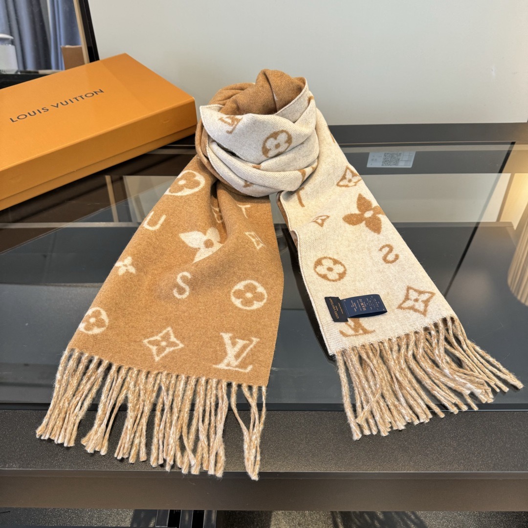 Louis Vuitton Reykjavik 2 0 围巾为柔软山羊绒标注 Monogram 花卉和 LV 字母