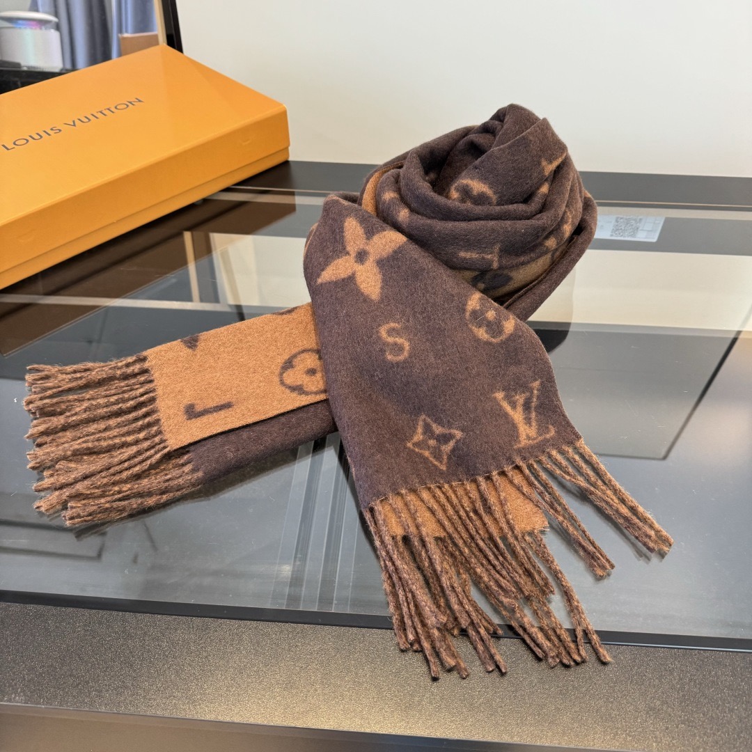 Louis Vuitton Reykjavik 2 0 围巾为柔软山羊绒标注 Monogram 花卉和 LV 字母