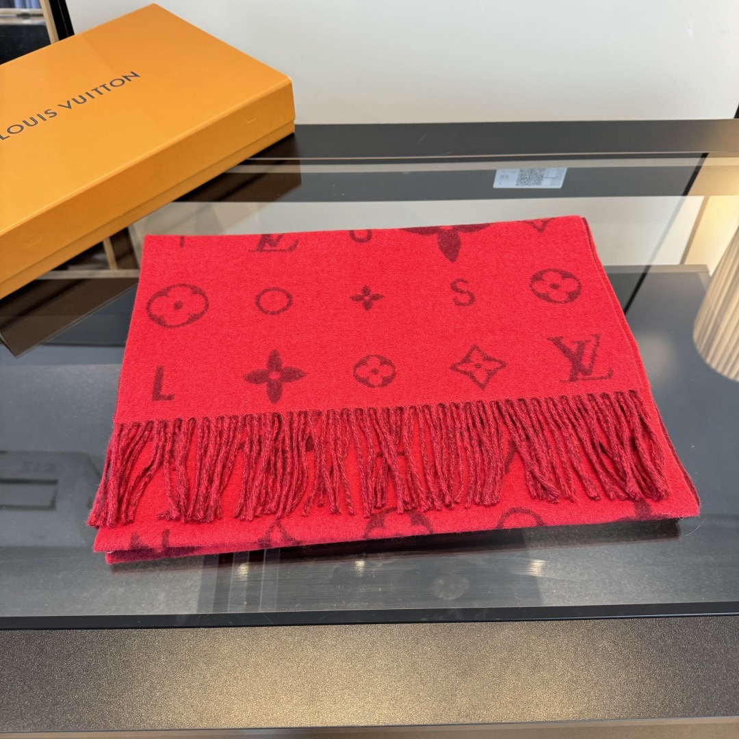 Louis Vuitton Reykjavik 2 0 围巾为柔软山羊绒标注 Monogram 花卉和 LV 字母