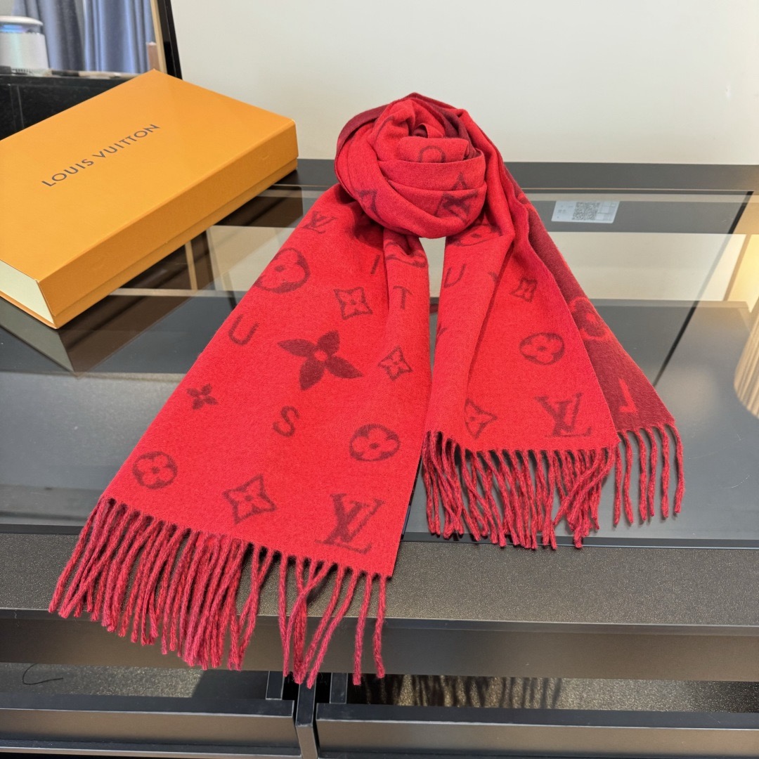 Louis Vuitton Reykjavik 2 0 围巾为柔软山羊绒标注 Monogram 花卉和 LV 字母