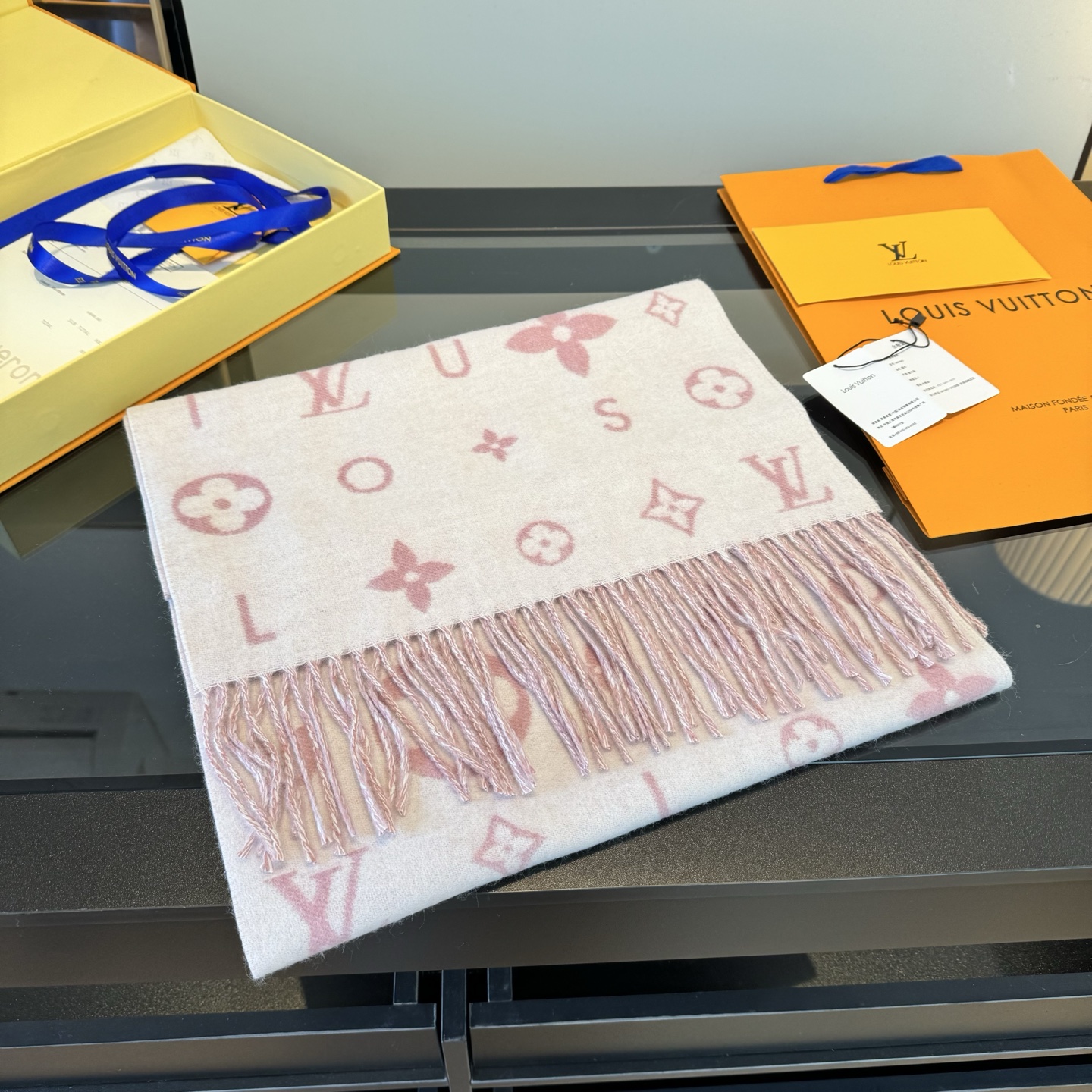Louis Vuitton Reykjavik 2 0 围巾为柔软山羊绒标注 Monogram 花卉和 LV 字母