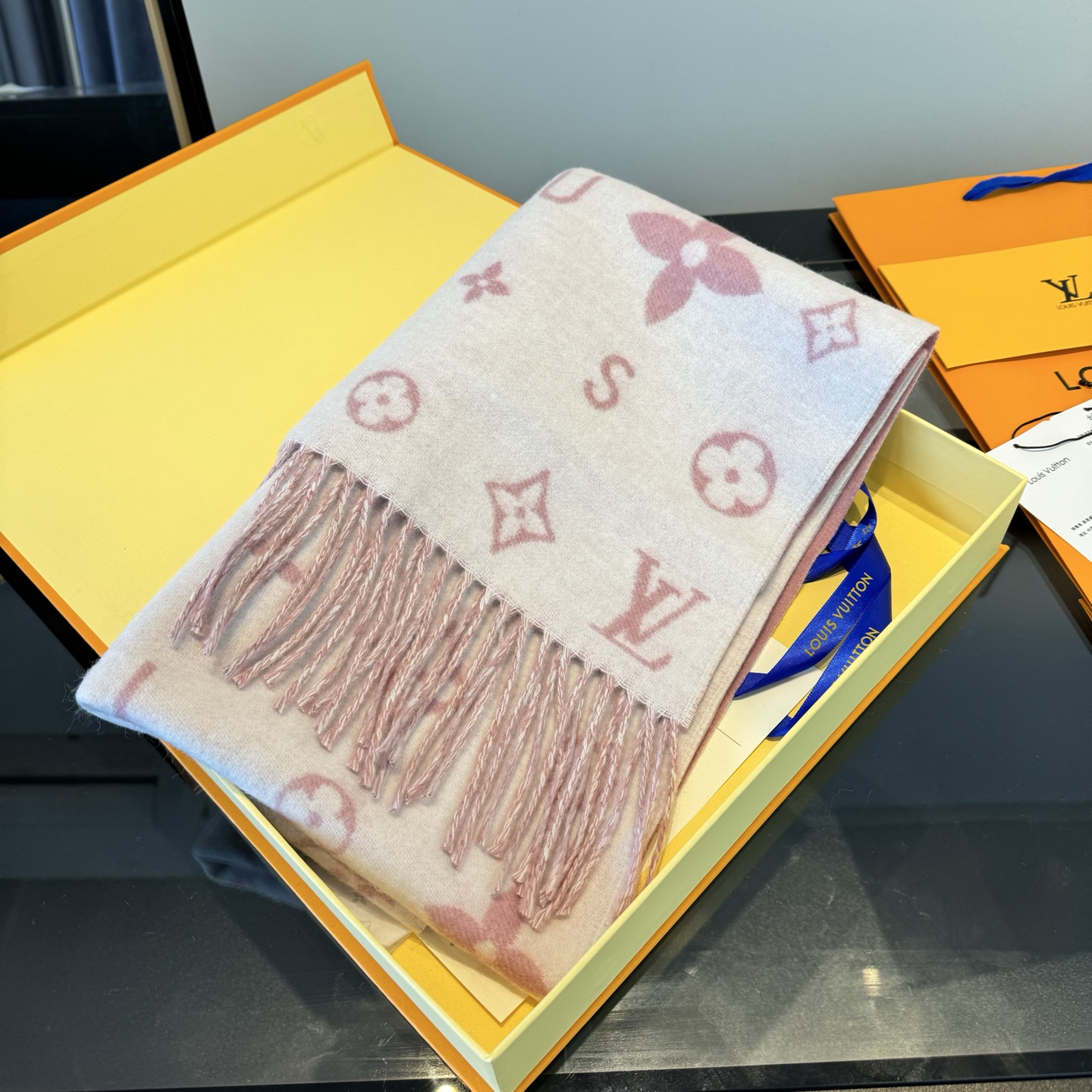 Louis Vuitton Reykjavik 2 0 围巾为柔软山羊绒标注 Monogram 花卉和 LV 字母