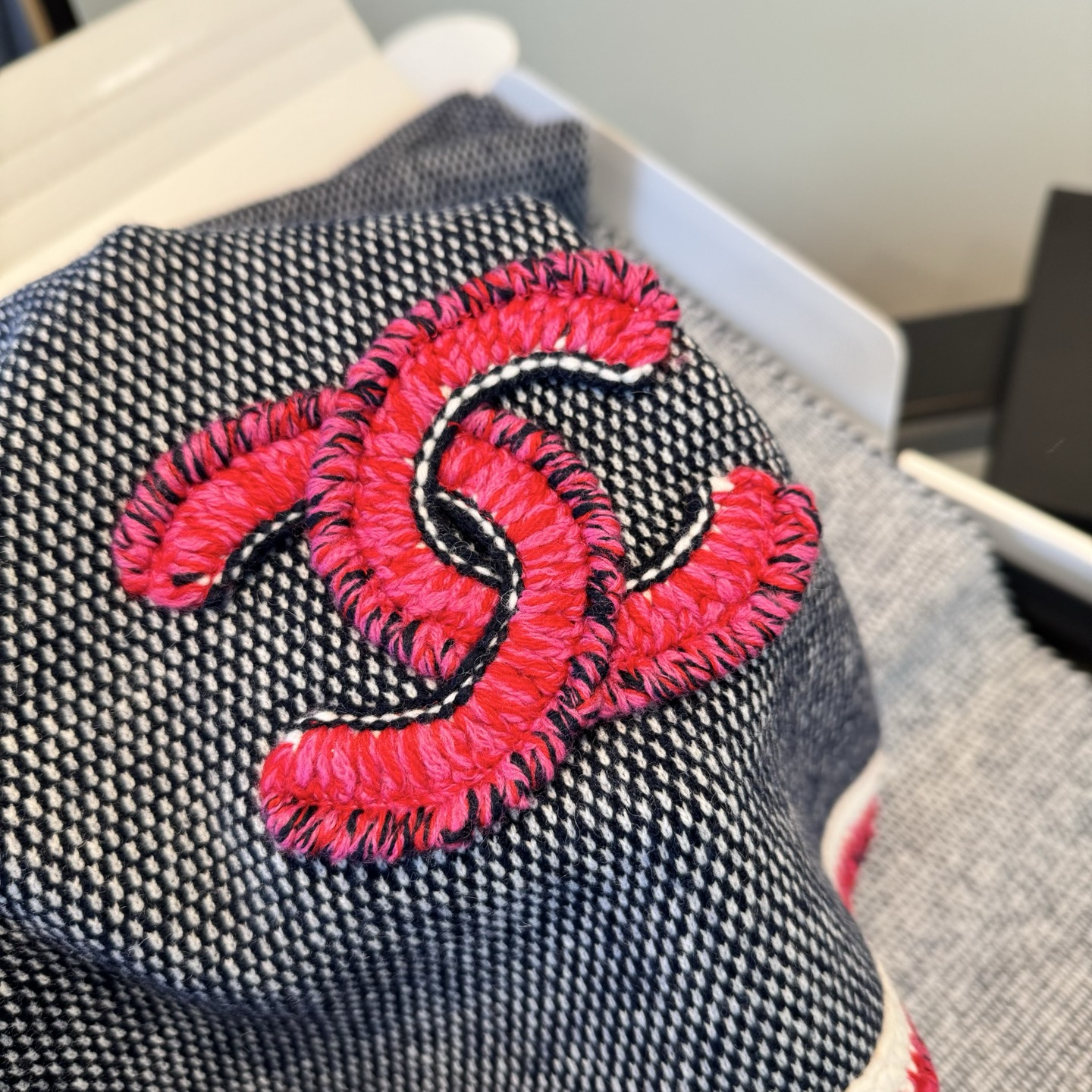 Chanel 炫雅针织面料：羊绒。尺寸：35*220。做一个香奈儿一般的人女人