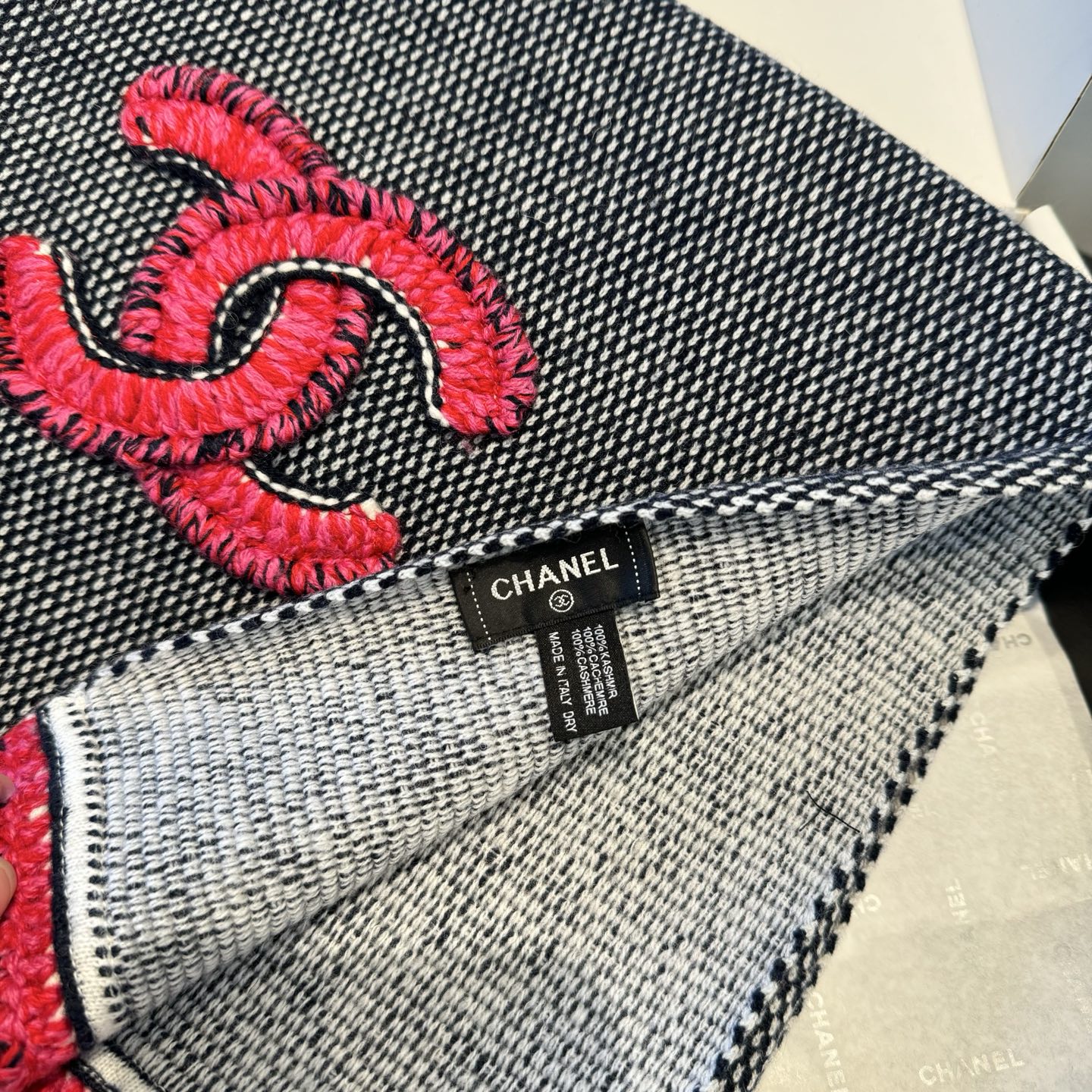 Chanel 炫雅针织面料：羊绒。尺寸：35*220。做一个香奈儿一般的人女人