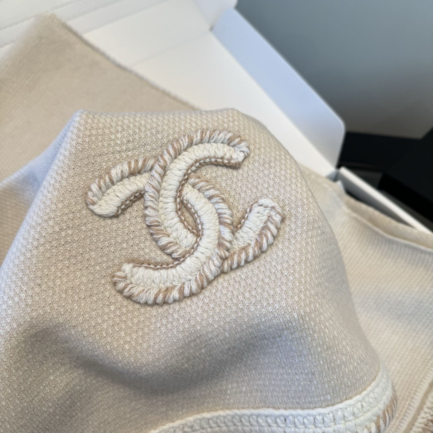 Chanel 炫雅针织面料：羊绒。尺寸：35*220。做一个香奈儿一般的人女人