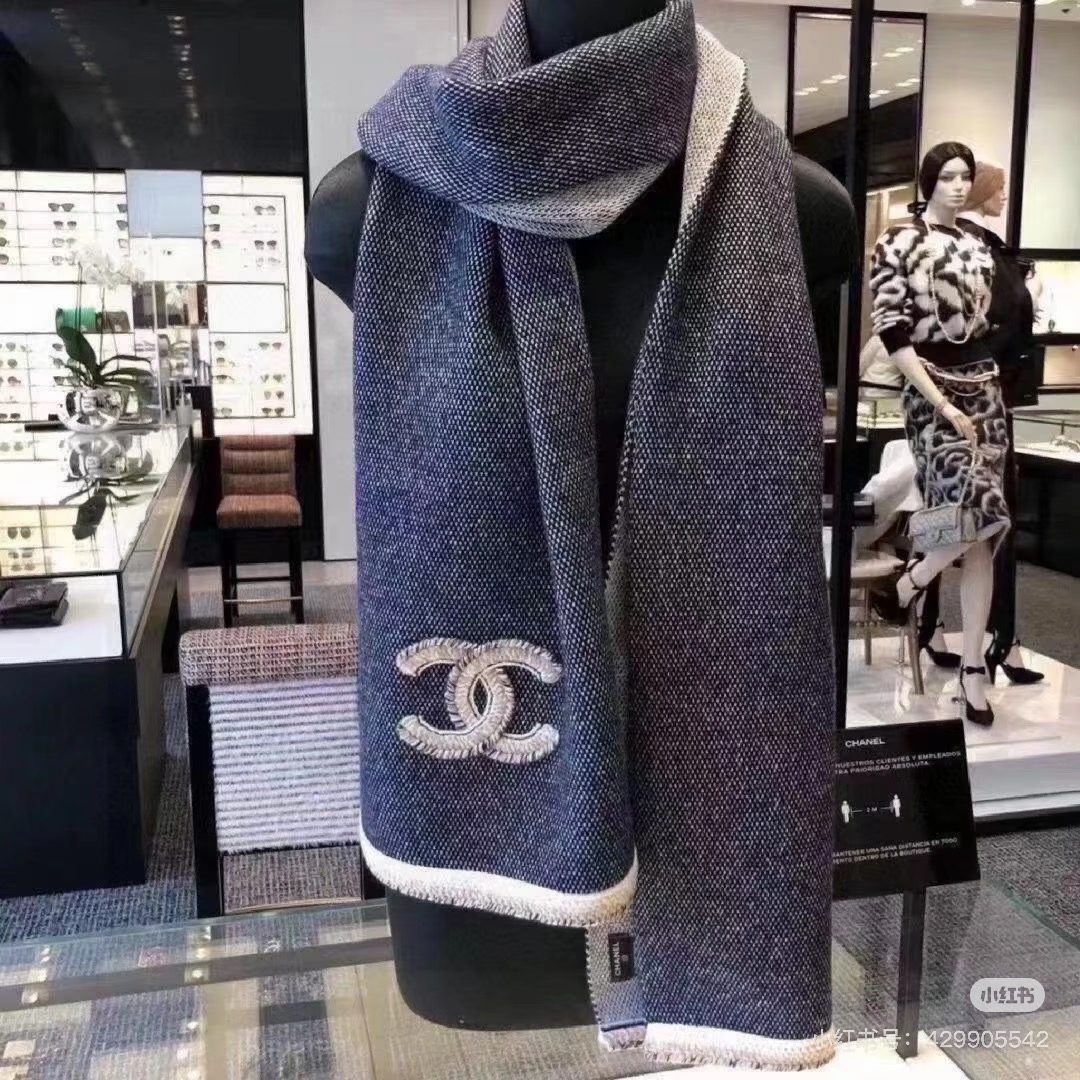 Chanel 炫雅针织面料：羊绒。尺寸：35*220。做一个香奈儿一般的人女人