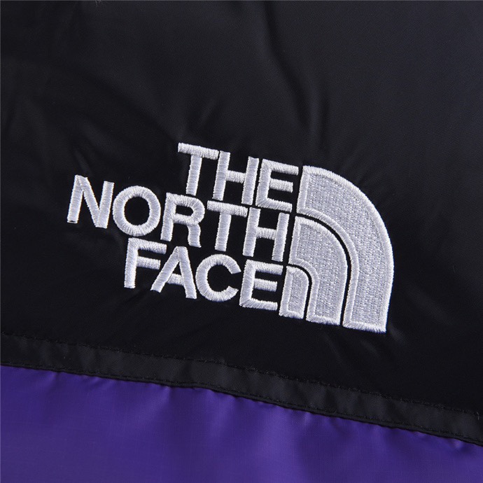 得物官方订单 羽绒服 【北面】 TheNorthFace北面1996羽绒服 TheNorthFace"的字面含义为山的最寒冷、最艰难一面。它也是TheNorthFace"的产品能够发挥功能的地方。TheNorthFace。一直致力支持去发现亲近自然。赞助探险家们去征服那些遥远的,人类尚不可触及的角落。TheNorthFace"的标识,取自于美国Yosemite优胜美地国家公园内的半圆页山HalfDome,这也是等岩爱好者们擎爬花岗石的终极目标。️ 产品信息：填充：RDS认证高品质700高蓬广检90白/灰鸭绒320g（每加大一码填充多20g） 产品搭配：可与1990冲锋衣合二为一，保暖性更佳。 面料：高密度户外轻度防水材料 拉链：YKK吉田ISO9000品质顶级ZP拉链 内胆：340T高端羽绒服防跑绒材料 特性：为冬季户外提供保暖呵护，保暖性出色，穿着轻便不厚重。 Size：S-XXL