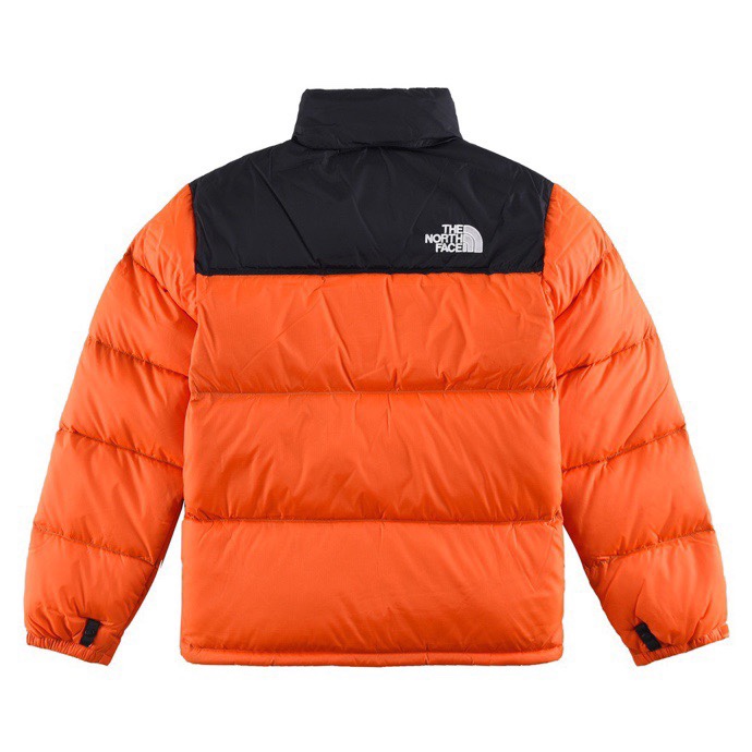 得物官方订单 羽绒服 【北面】 TheNorthFace北面1996羽绒服 TheNorthFace"的字面含义为山的最寒冷、最艰难一面。它也是TheNorthFace"的产品能够发挥功能的地方。TheNorthFace。一直致力支持去发现亲近自然。赞助探险家们去征服那些遥远的,人类尚不可触及的角落。TheNorthFace"的标识,取自于美国Yosemite优胜美地国家公园内的半圆页山HalfDome,这也是等岩爱好者们擎爬花岗石的终极目标。️ 产品信息：填充：RDS认证高品质700高蓬广检90白/灰鸭绒320g（每加大一码填充多20g） 产品搭配：可与1990冲锋衣合二为一，保暖性更佳。 面料：高密度户外轻度防水材料 拉链：YKK吉田ISO9000品质顶级ZP拉链 内胆：340T高端羽绒服防跑绒材料 特性：为冬季户外提供保暖呵护，保暖性出色，穿着轻便不厚重。 Size：S-XXL