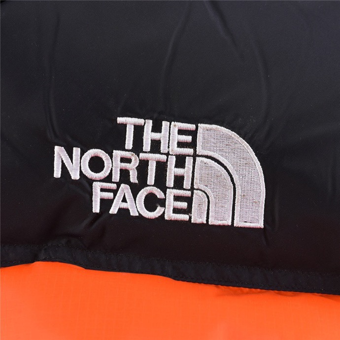 得物官方订单 羽绒服 【北面】 TheNorthFace北面1996羽绒服 TheNorthFace"的字面含义为山的最寒冷、最艰难一面。它也是TheNorthFace"的产品能够发挥功能的地方。TheNorthFace。一直致力支持去发现亲近自然。赞助探险家们去征服那些遥远的,人类尚不可触及的角落。TheNorthFace"的标识,取自于美国Yosemite优胜美地国家公园内的半圆页山HalfDome,这也是等岩爱好者们擎爬花岗石的终极目标。️ 产品信息：填充：RDS认证高品质700高蓬广检90白/灰鸭绒320g（每加大一码填充多20g） 产品搭配：可与1990冲锋衣合二为一，保暖性更佳。 面料：高密度户外轻度防水材料 拉链：YKK吉田ISO9000品质顶级ZP拉链 内胆：340T高端羽绒服防跑绒材料 特性：为冬季户外提供保暖呵护，保暖性出色，穿着轻便不厚重。 Size：S-XXL