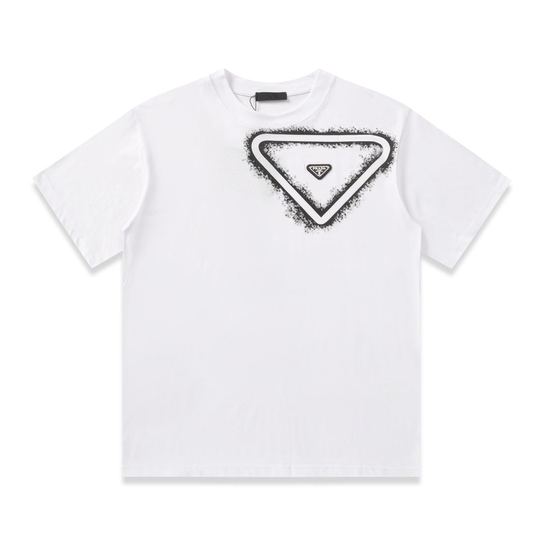 【Prada】Camiseta de manga corta Prada con estampado de triángulo. La versión más nueva y de nivel más alto, estampado co…