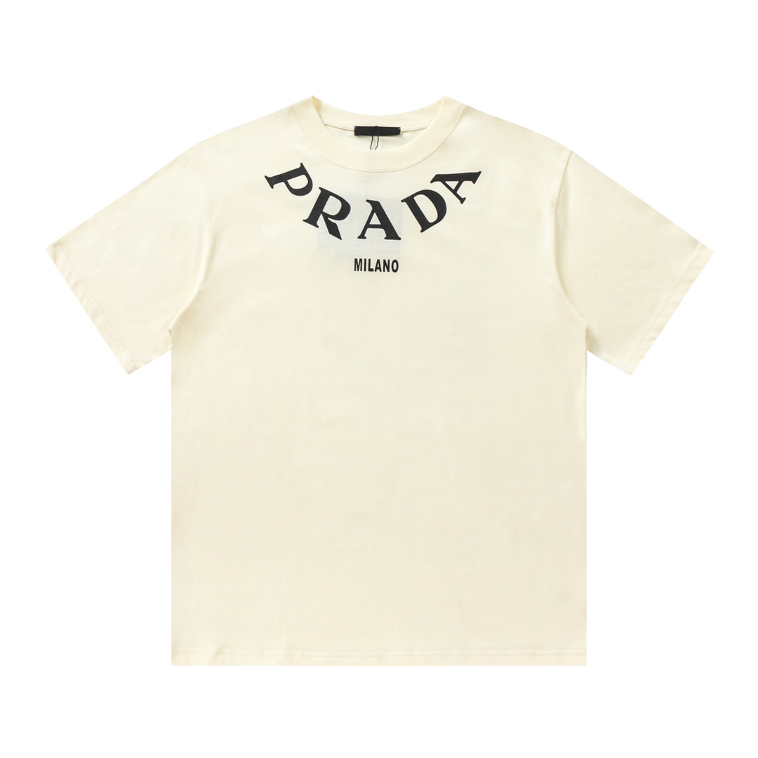 【Prada】Camiseta de manga corta Prada 24ss con logotipo grande de letras estampado en el cuello. Diseño de bolsillo en e…
