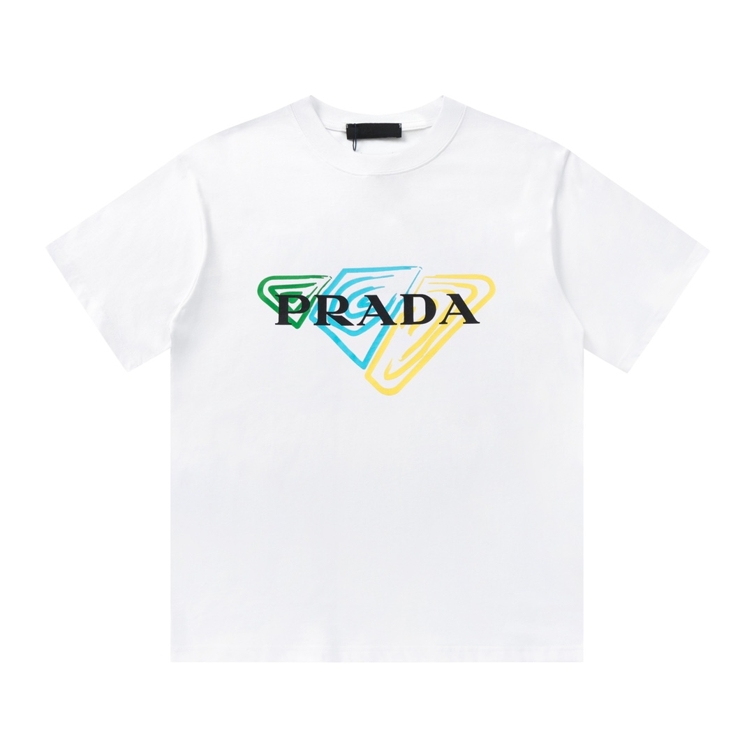 Prada/普拉达2024最新情侣款纯棉印花短袖T恤 颜色：黑色 白色 尺码：XS S M L 260克定制棉，面料柔软舒适，全新设计灵感，极具时尚代表性!撞色刺绣logo设计!手感舒适透气!极为时尚耐看有腔调，上身效果高端大气，极致有型…