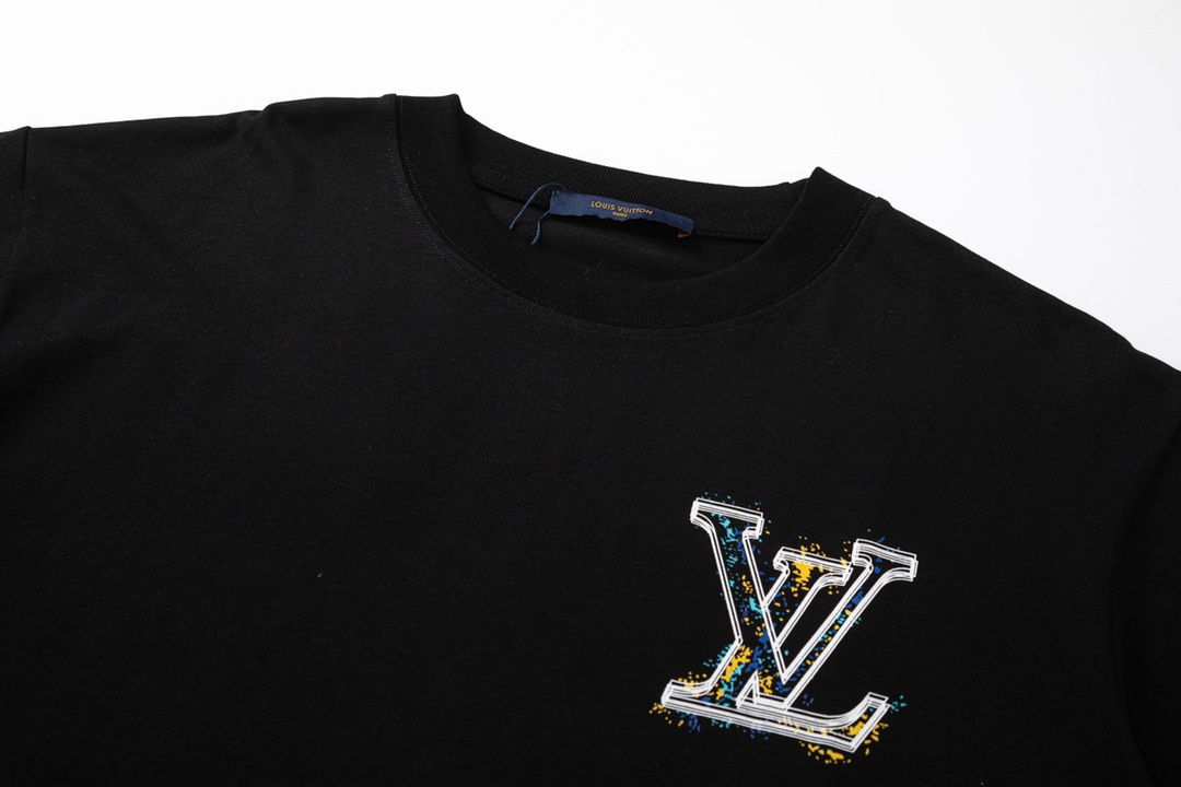 🛒购物价：27💰［原标包装吊牌采用200克纯棉.印花圆领短袖］此款2-3天左右物流跑量必备.另外有高克重230g/260g,需要的咨询价格,Louis Vuitton/路易威登24ss春夏最新品印花T恤短袖
定制200克同缸染面料  手感非常舒服  
春夏最新砖柜同步 OS落肩版型 时尚又个性  超级百搭好看的一款                
男女都非常合适  人手必备款 
吊牌 领标 水洗麦 三标齐全
颜色:黑色  白色
尺码:M-5XL