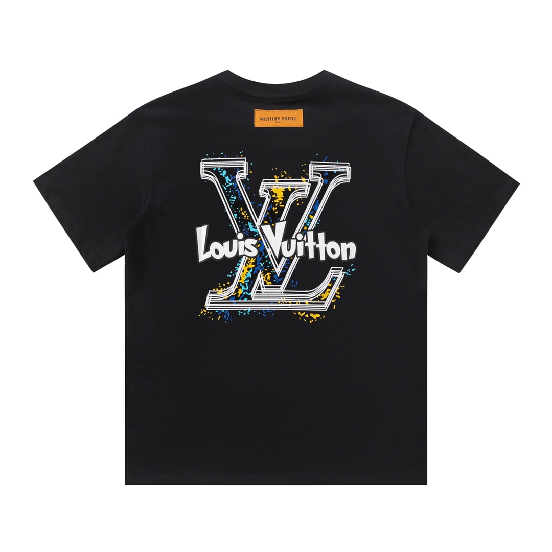 🛒购物价：27💰［原标包装吊牌采用200克纯棉.印花圆领短袖］此款2-3天左右物流跑量必备.另外有高克重230g/260g,需要的咨询价格,Louis Vuitton/路易威登24ss春夏最新品印花T恤短袖
定制200克同缸染面料  手感非常舒服  
春夏最新砖柜同步 OS落肩版型 时尚又个性  超级百搭好看的一款                
男女都非常合适  人手必备款 
吊牌 领标 水洗麦 三标齐全
颜色:黑色  白色
尺码:M-5XL