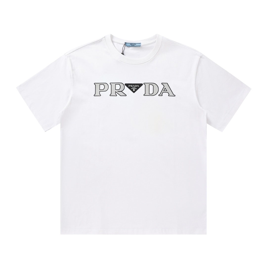 PRADA/普拉达24ss高端品质春夏新款大logo圆领短袖T恤 颜色：黑色/白色 尺码：XS S M L 高版本高版本，440支纱线240克全棉面料 全网独家首发百搭款细节处理完美十分精致 原版面料网红明星同款高版本高品质手感非常舒服 …