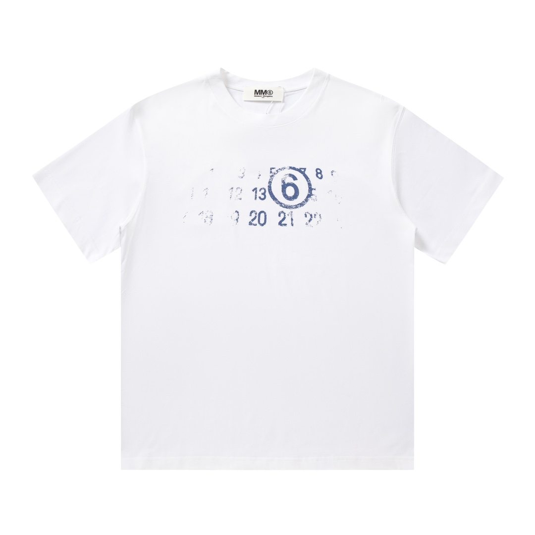Maison margiela/MM6 camiseta de manga corta con números borrosos. Tejido de algodón peinado puro, teñido en el hilo, es…