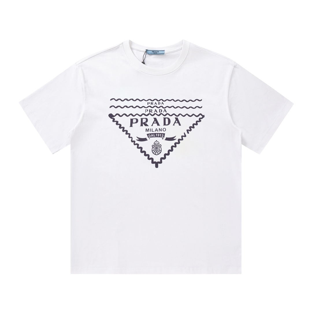 Prada/普拉达2024春夏新款大logo圆领短袖t恤 高版本440支纱线260克全棉面料 全网独家首发百搭款细节处理完美十分精致 原版面料 网红明星同款高版本高品质手感非常舒服 时尚又个性超级百搭好看的一款男女都非常合适人手必备款包装…