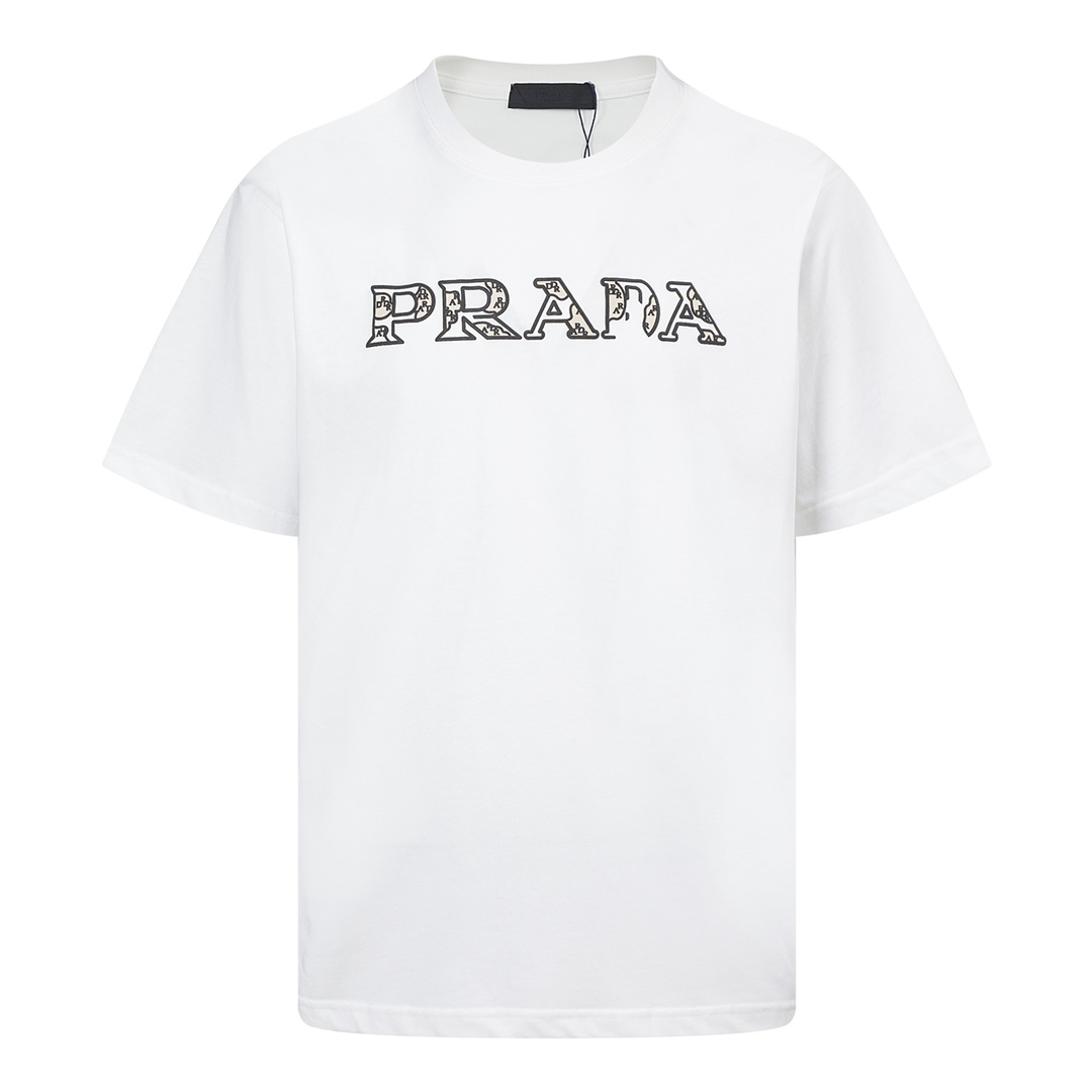 Prada/普拉达24ss最新发泡印花短袖T恤 260克定制棉，面料柔软舒适，全新设计灵感，极具时尚代表性!手感舒适透气!极为时尚耐看有腔调，上身效果高端大气，极致有型的百搭款! 【CG8243】 颜色：黑色 白色 尺码：XS-L