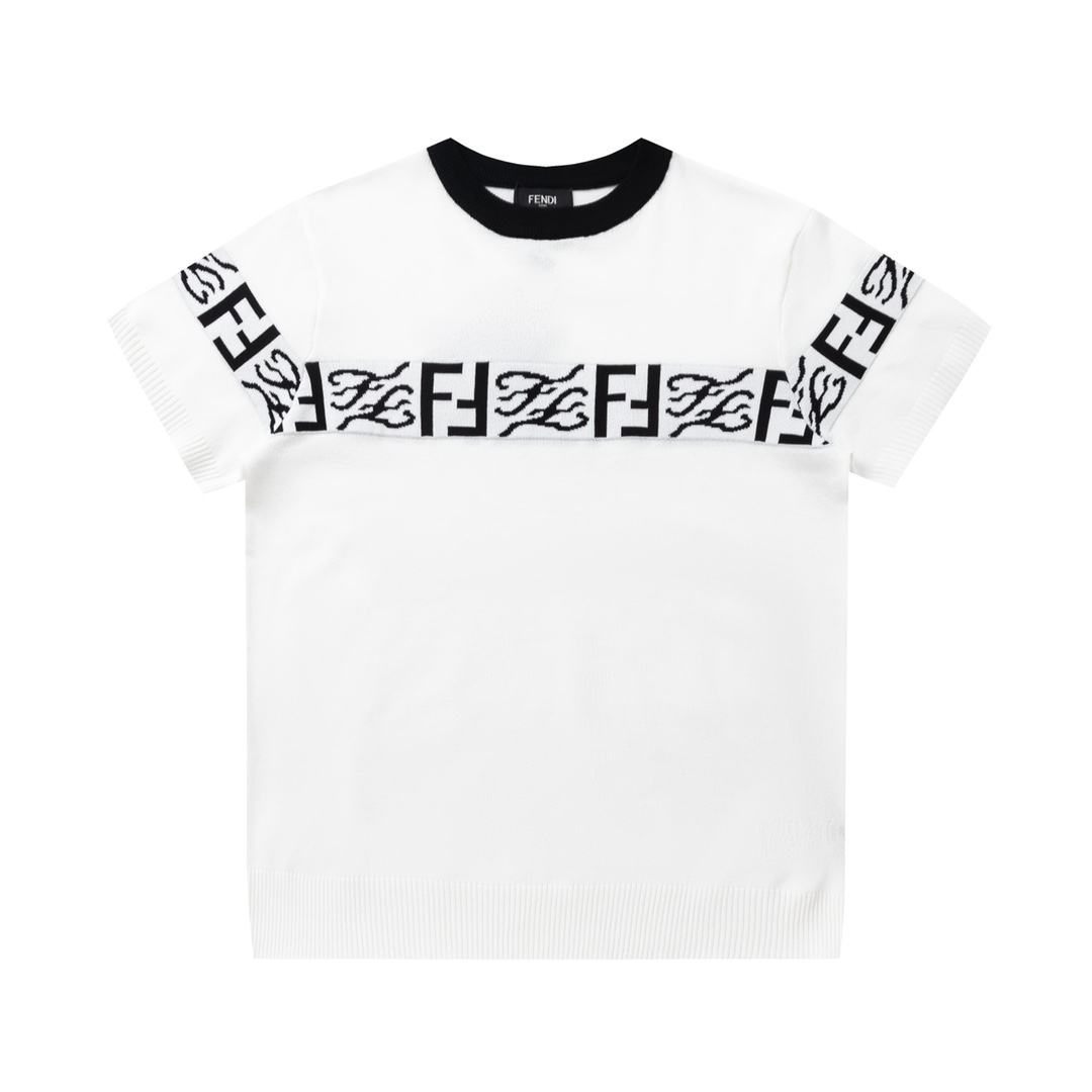 FENDI Fendi camiseta de punto manga corta con estampado jacquard de letras y amuletos, unisex. Tejido de punto jacquard…