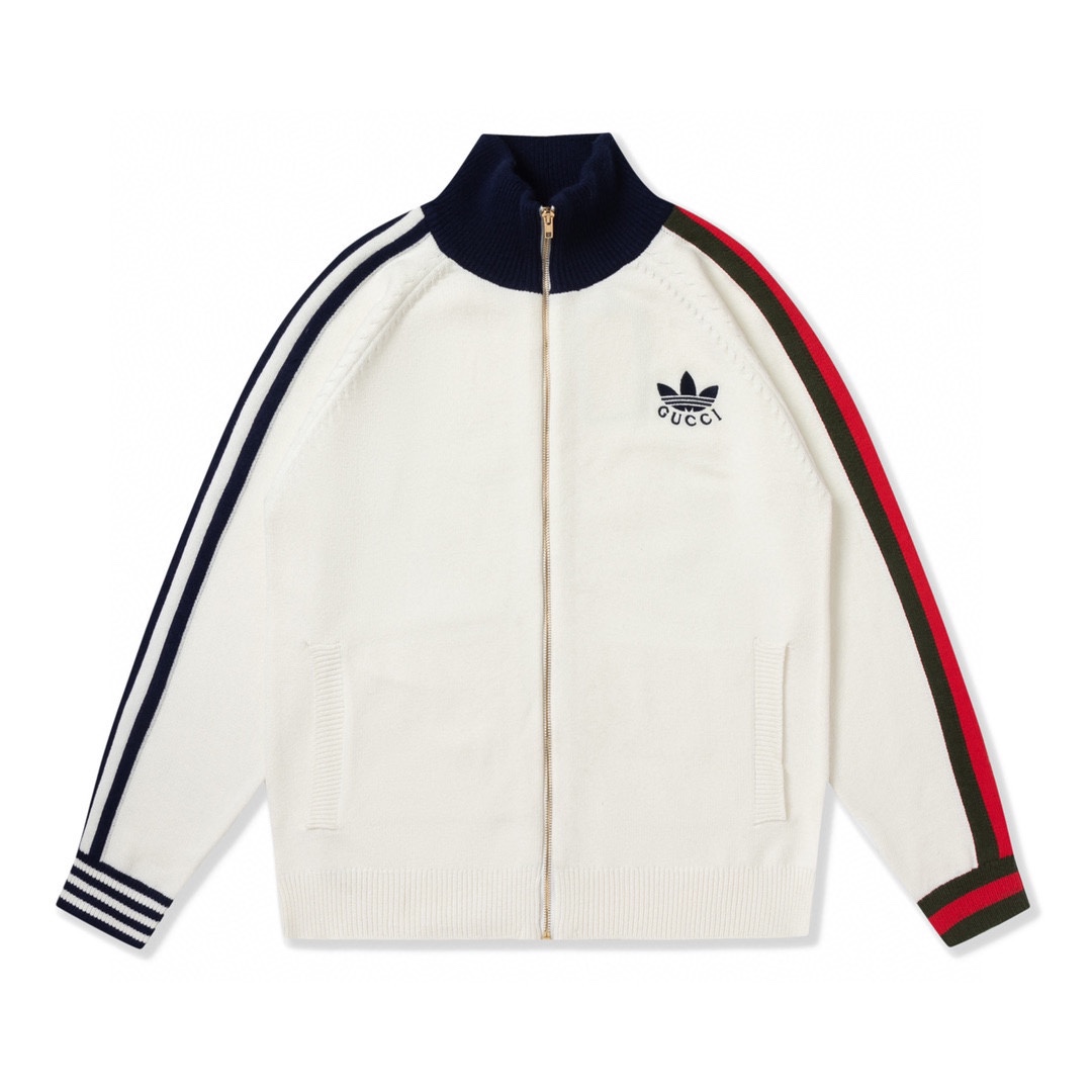 adidasX Gucci联名系列阿迪联名古驰22ss拉链外套夹克针织长袖 adidas和Gucci大胆探索联名系列，织带和GG字母交织图案巧妙搭配白色三条纹和三叶草☘️徽标。该系列灵感源自创作总监80年代和90年代的美好回忆。融汇两个品…