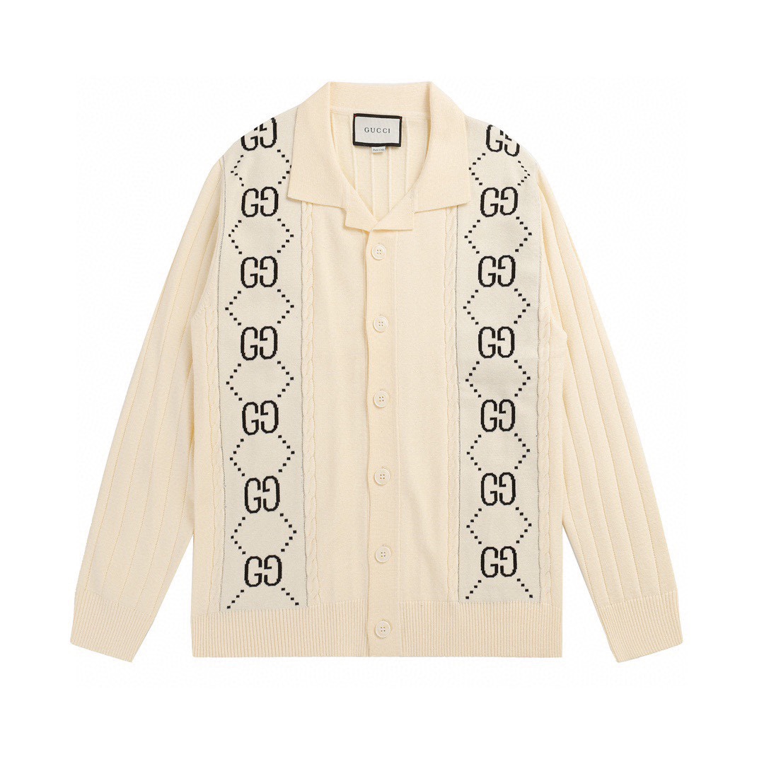 Gucci/古驰23ss字母拼接针织长袖毛衣 在2023春夏系列中，各式精致而内敛的图案在一系列单品中匠心呈现。经典元素与品牌的美学理念密不可分，融合当代视角，打造风格更迭又隽永经典的魅力。这款象牙白针织棉开衫匠心缀饰撞色GG嵌花，巧妙融…