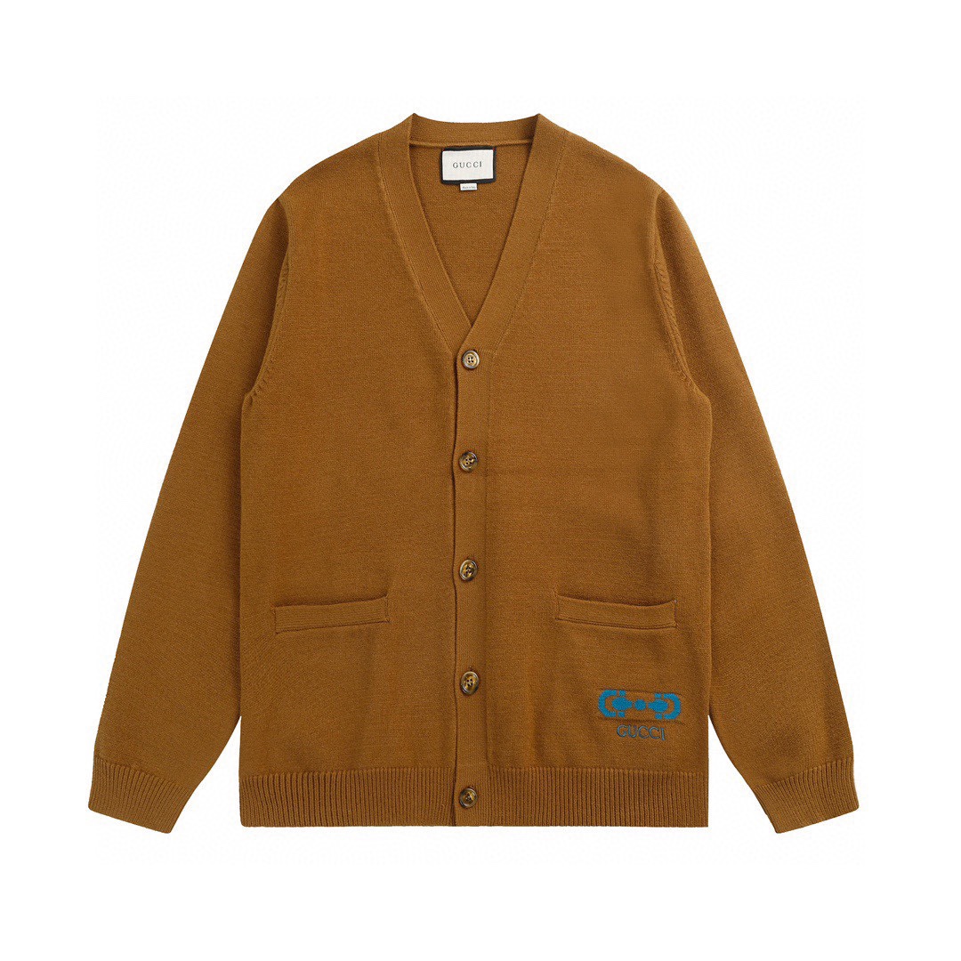 Gucci/古驰23ss新款v领针织长袖毛衣 这款V领毛衣以优质针织羊毛打造而成。纹理毛衣款型于传统廓形中注入现代格调，小号Gucci马衔扣刺绣则低调致敬品牌传承。 尺码：S M L