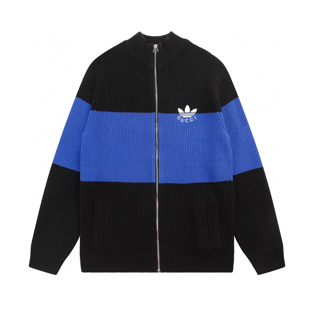 adidas和Gucci联名23ss新款拼接长袖毛衣 再启联名合作新篇章，继续以织带元素和GG字母交织图案巧妙搭配白色三条纹和三叶草徽标。该系列灵感源自创作总监80年代和90年代的美好回忆，融汇两个品牌丰富悠久的历史传承及标志性的设计语言…