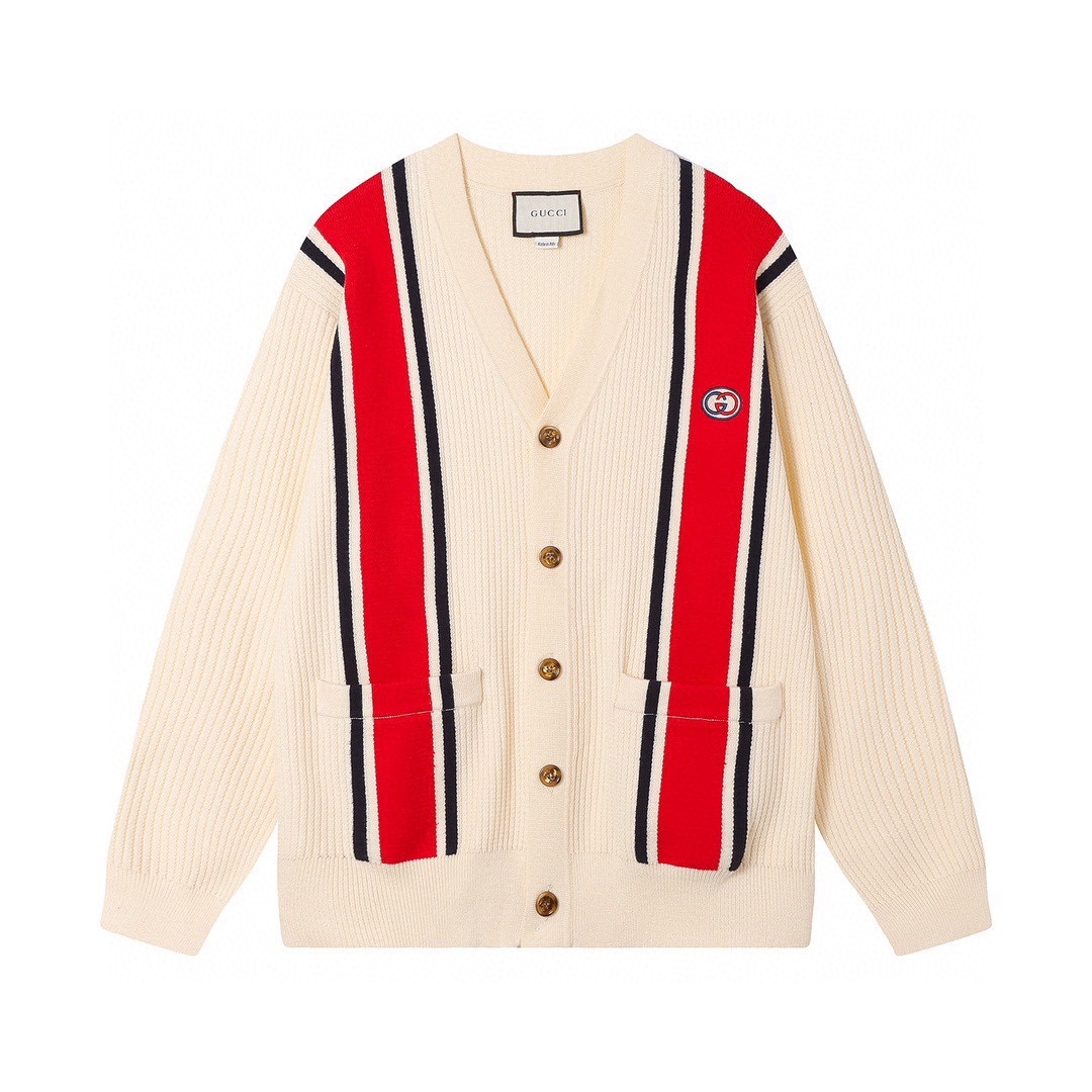 Gucci/古驰23ss秋冬针织开衫毛衣 早秋系列将典藏魅力与实用功能融于一体，最终，塑就一款彰显品牌现代设计美学的单品，匠心缀饰品牌经典元素和标识。这件象牙白色针织棉开衫匠心缀饰互扣式双G贴饰和红蓝织带嵌花，是该系列的一款力作。 尺码：…