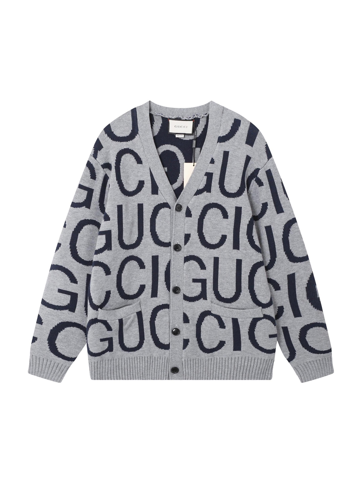 Gucci/古驰23ss提花针织开衫 2024早春系列Aprés Ski甄选将功能性与时尚感融为一体。夹绒皮革、抓绒及其他面料焕新融蕴全新标识细节。这款灰色羊毛开衫匠心缀饰醒目的Gucci嵌花，为日常衣橱注入一抹街头风 尺码：S M L