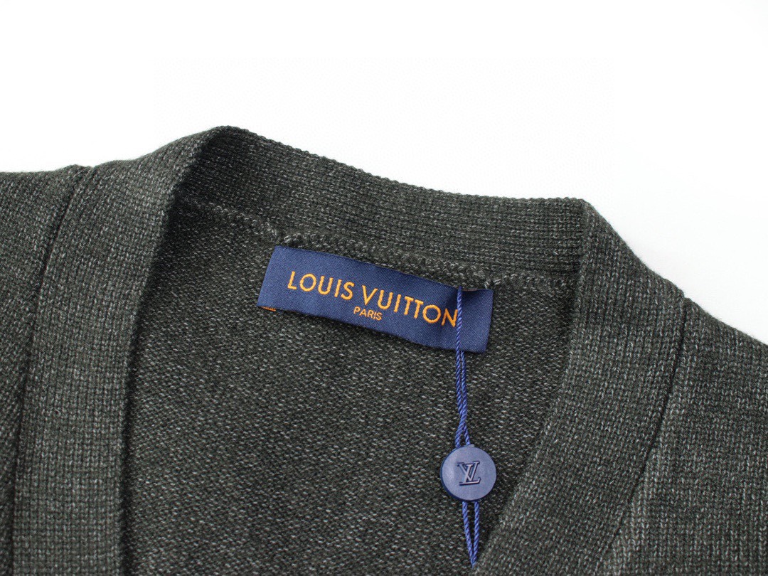 Louis Vuitton Unimonogram V-Shirts: Soft Knitwear Collection in 23 New Styles - 图片 3